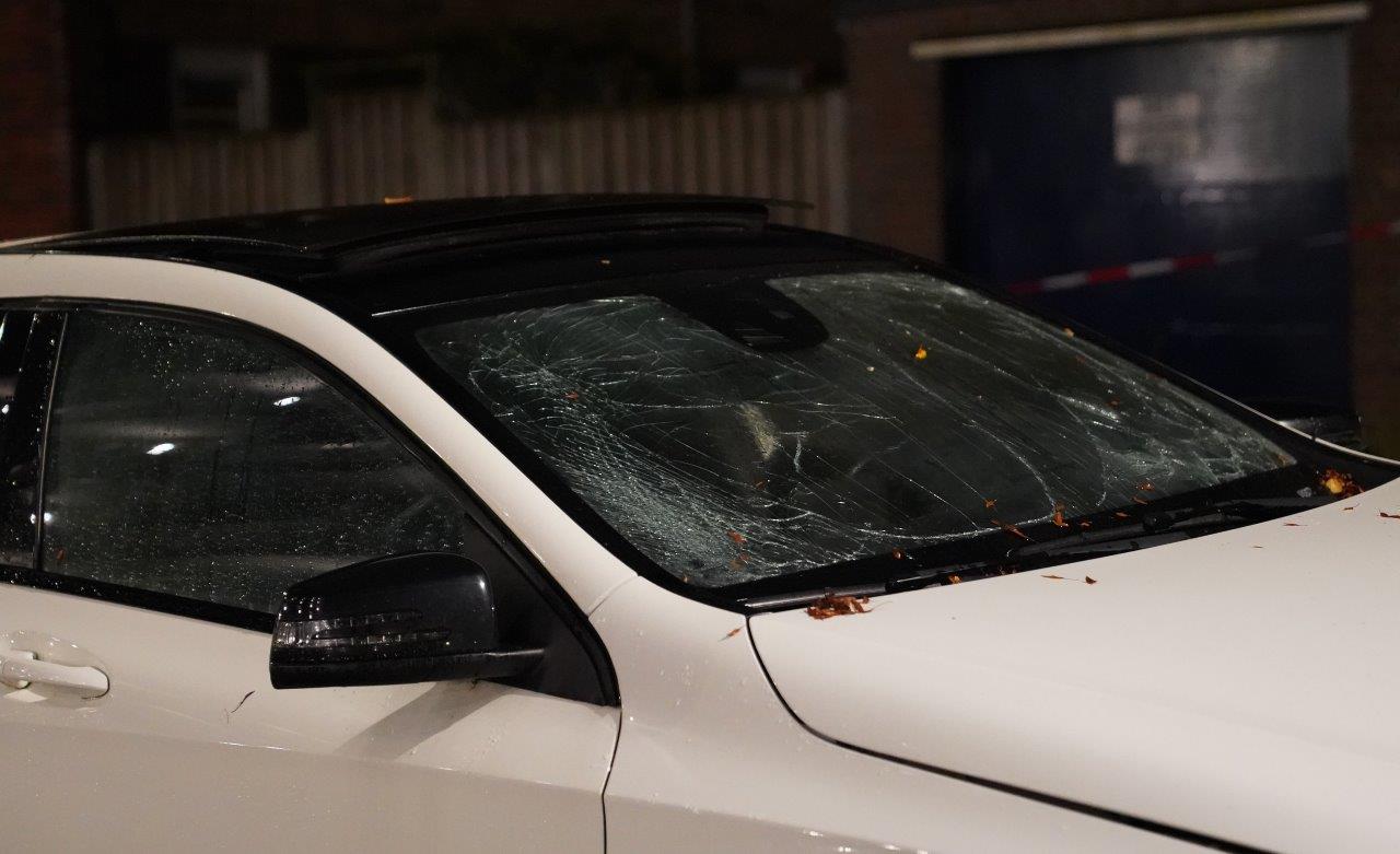 Explosief gaat af bij auto, mogelijk poging tot brandstichting