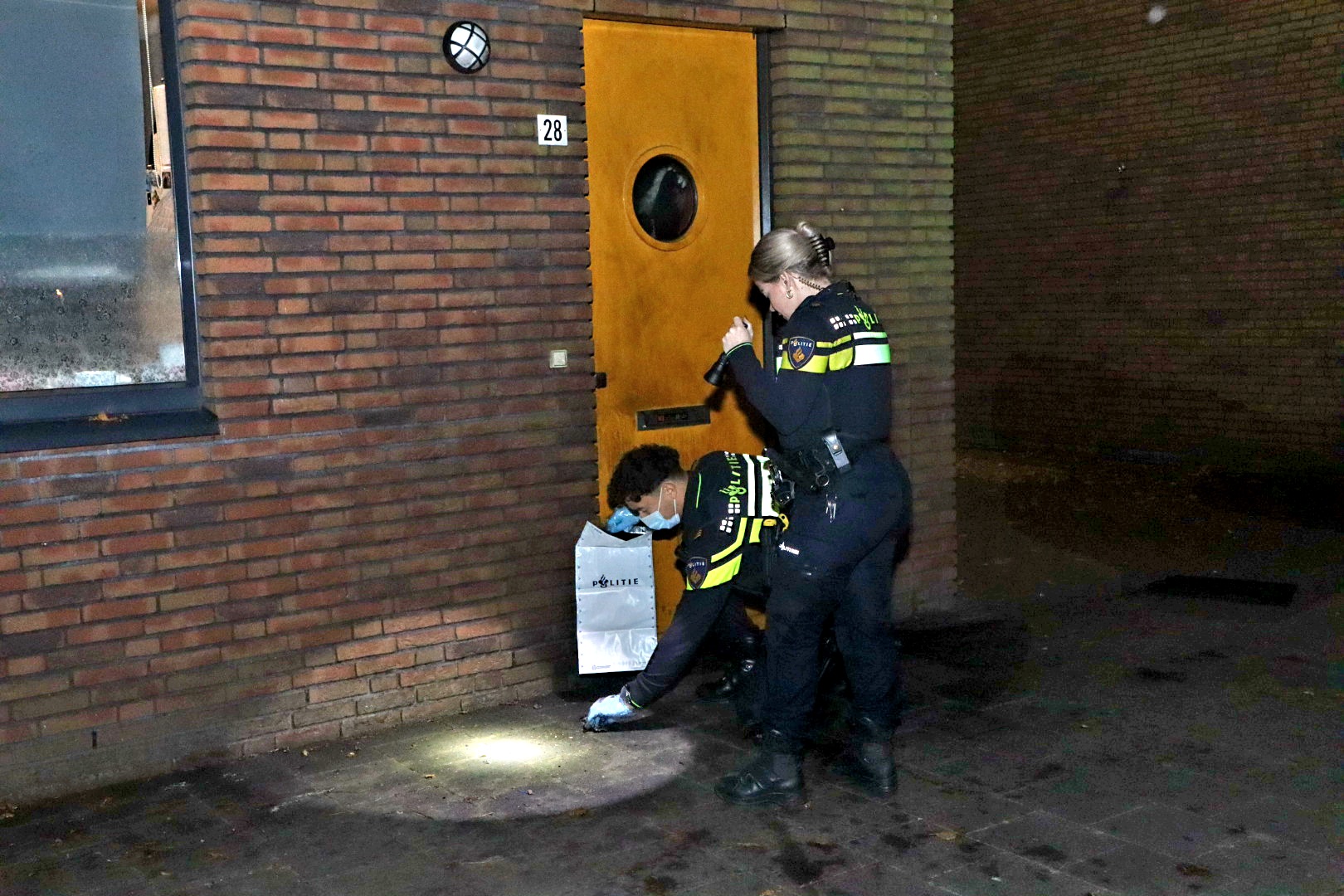 Voordeur van woning in brand gestoken, politie doet onderzoek