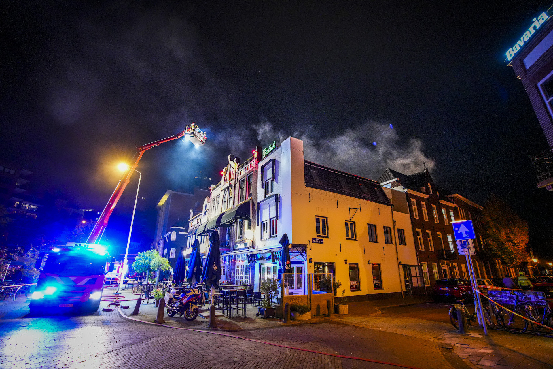 Café-eigenaar ontdekt brand op dak, pand snel ontruimd