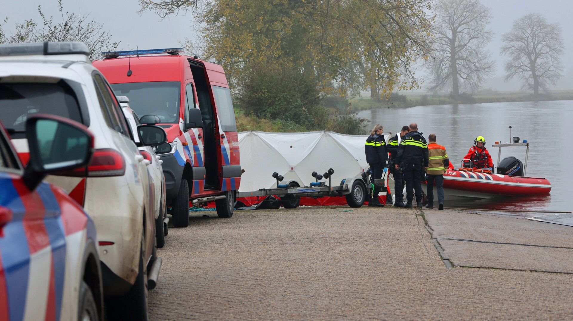 Overleden persoon aangetroffen in de Maas