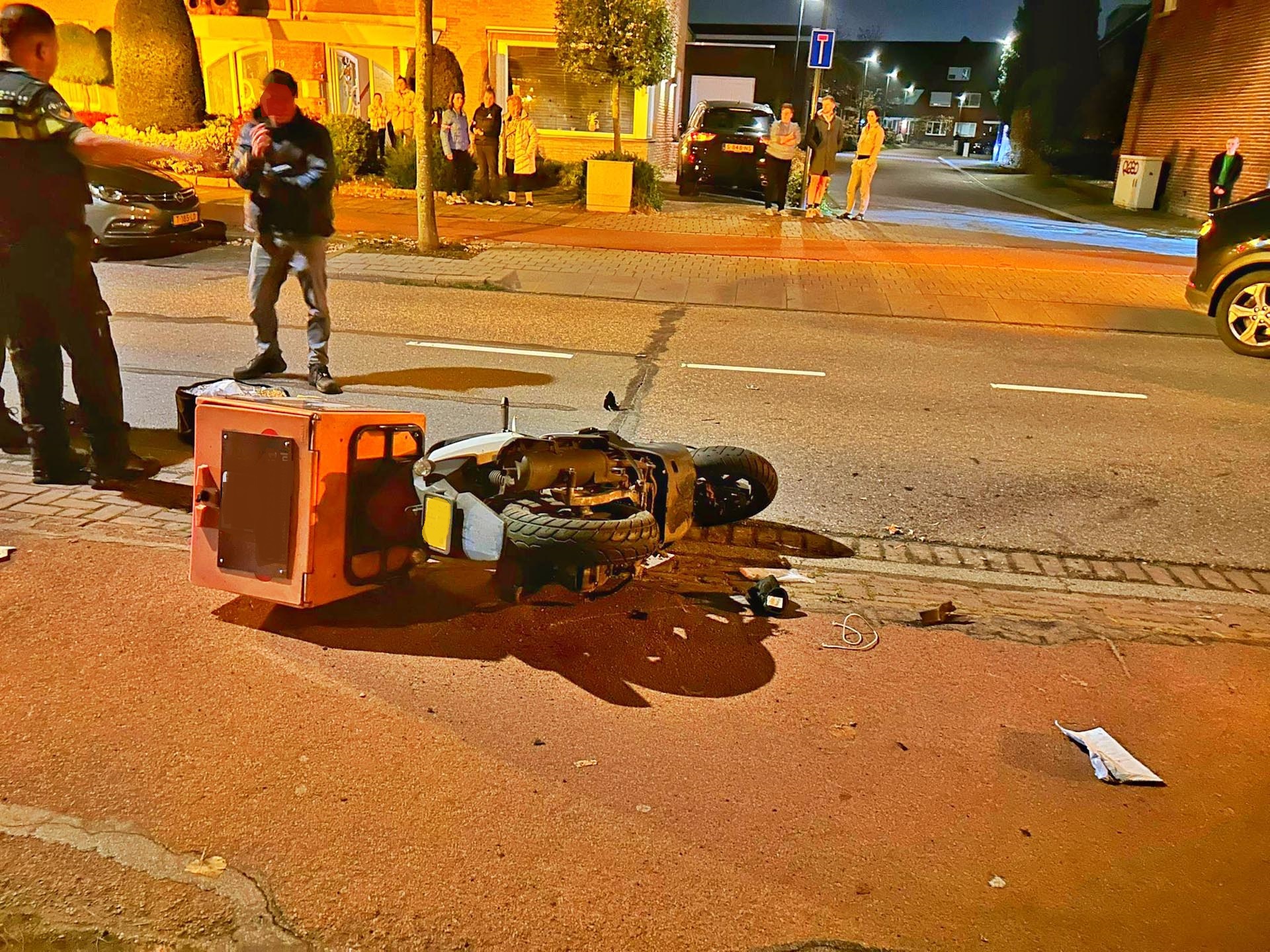 Maaltijdbezorger aangereden door auto, slachtoffer gewond naar ziekenhuis