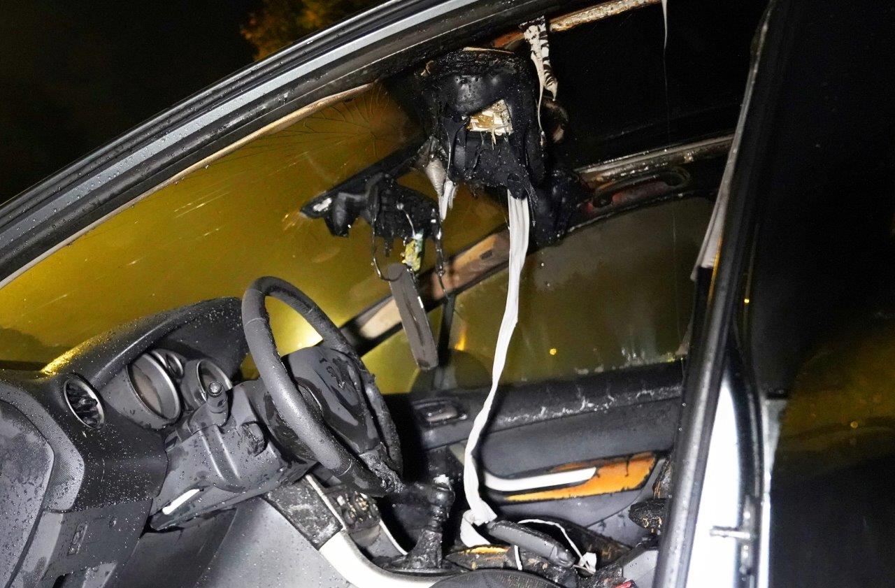 Raam ingeslagen en auto in brand gestoken