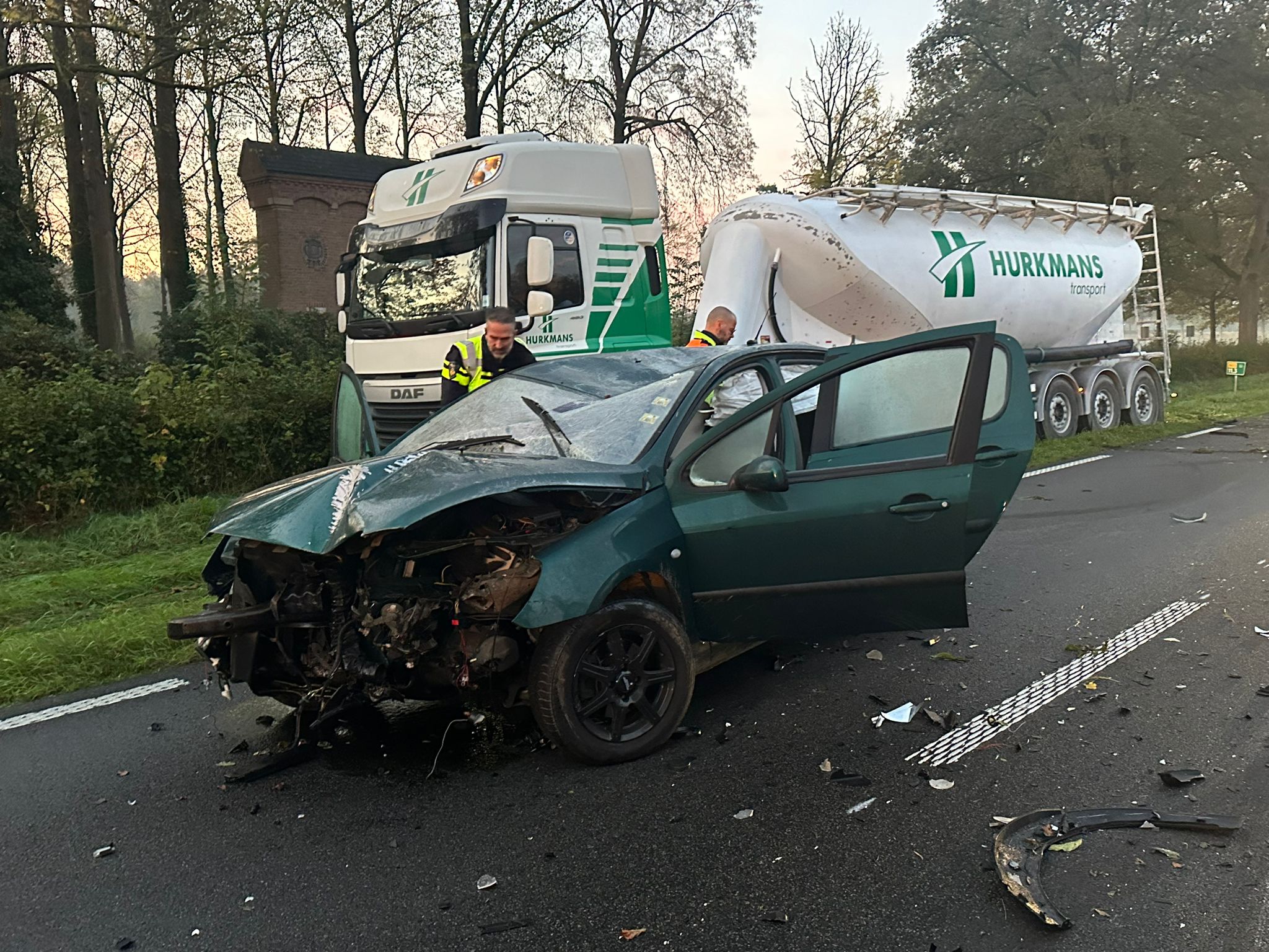 N65 dicht na zwaar ongeval, politie zoekt naar gevluchte inzittenden