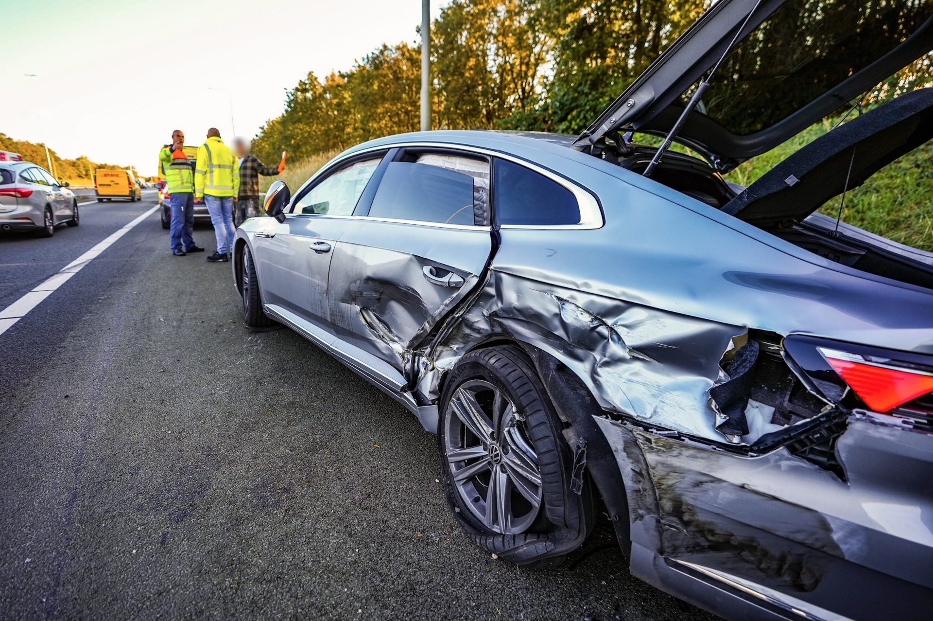 Klusjesman botst met bus tegen undercover politiewagen