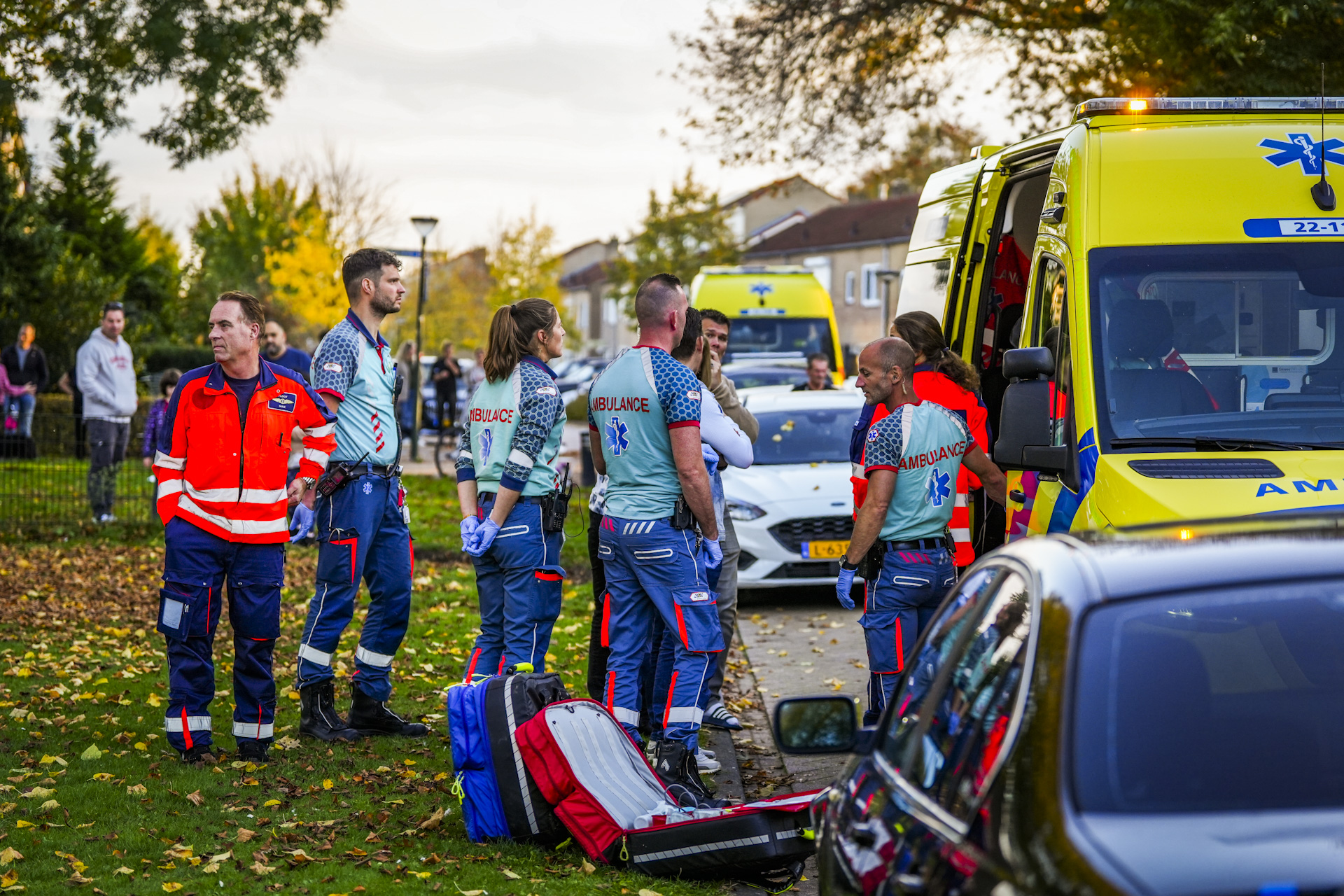 (VIDEO) Jongetje rent straat over en word geschept door auto; traumahelikopter landt in speeltuin