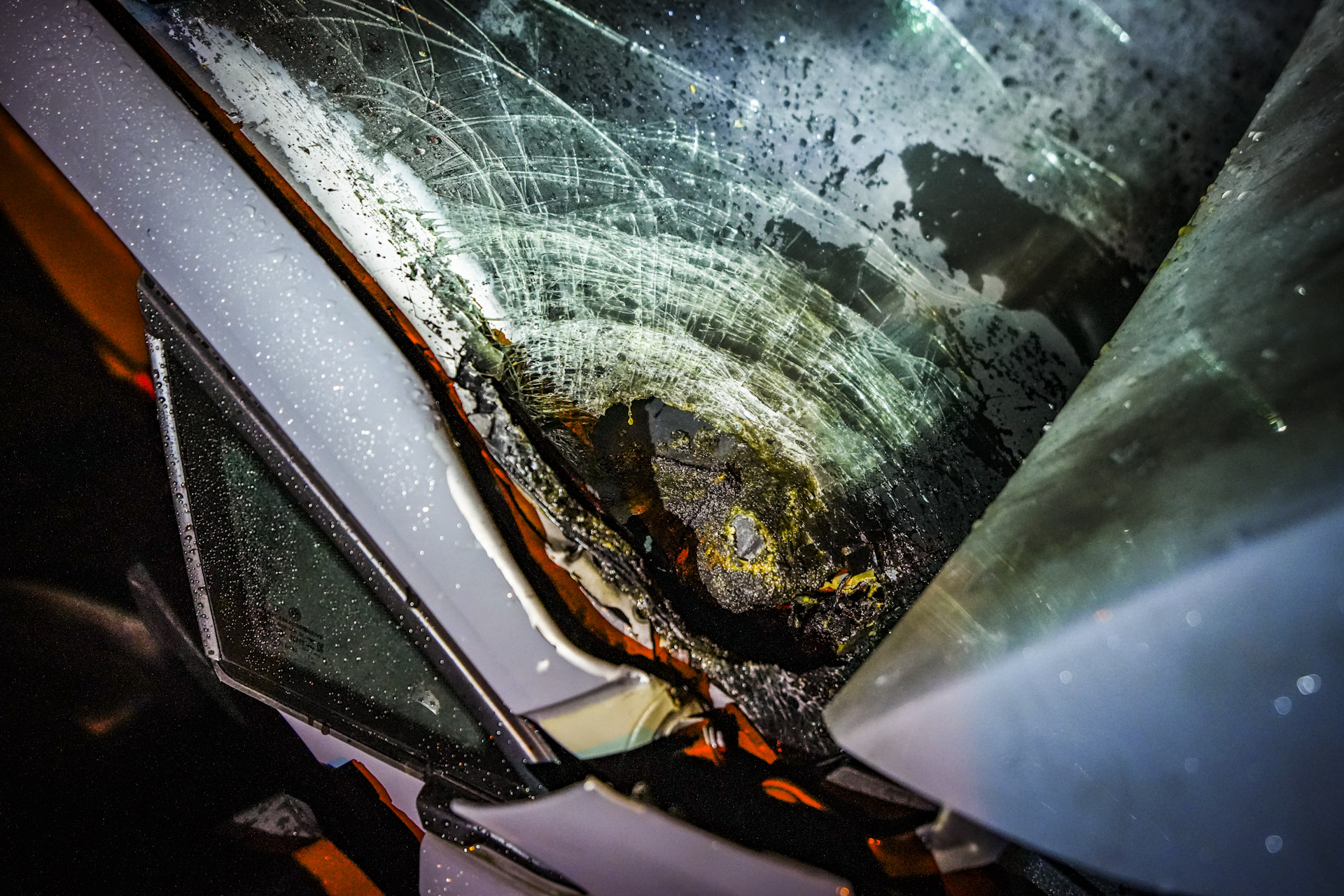 Auto volledig verwoest door ontploffing en brand