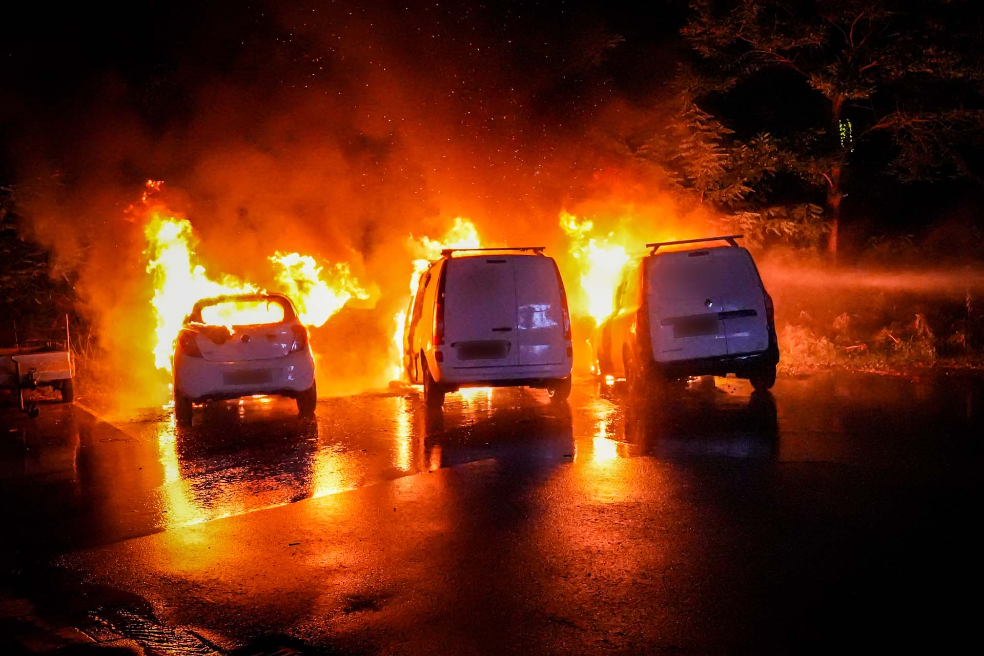 Drie auto’s door brand verwoest, politie onderzoekt brandstichting