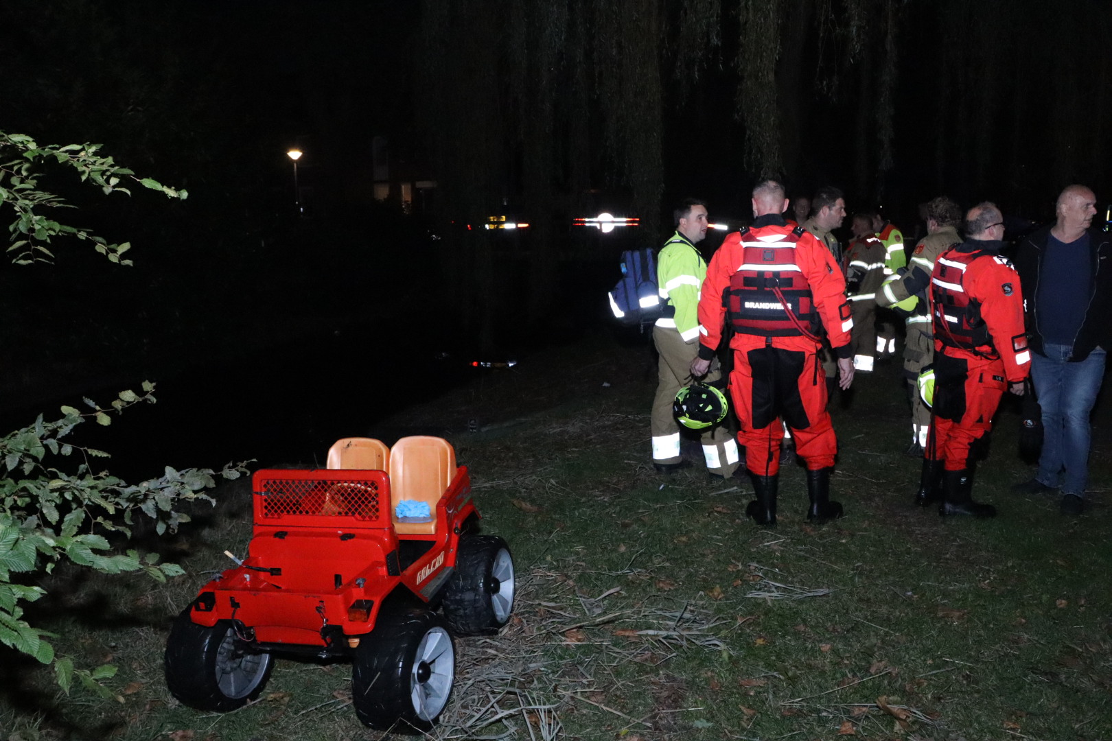Auto in het water zorgt voor commotie, brandweer vindt speelgoedwagentje