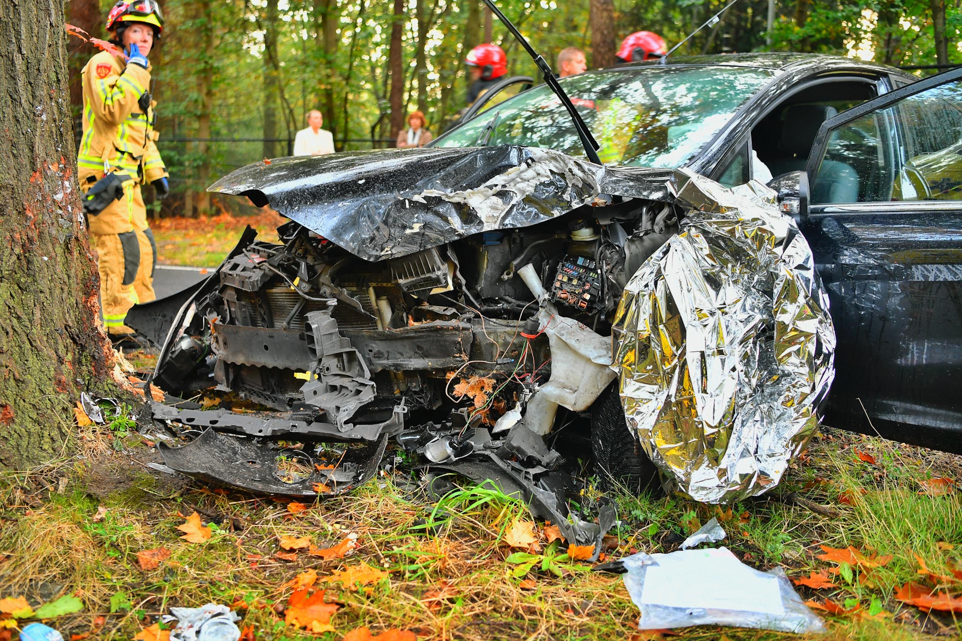 Automobiliste gewond na botsing tegen boom