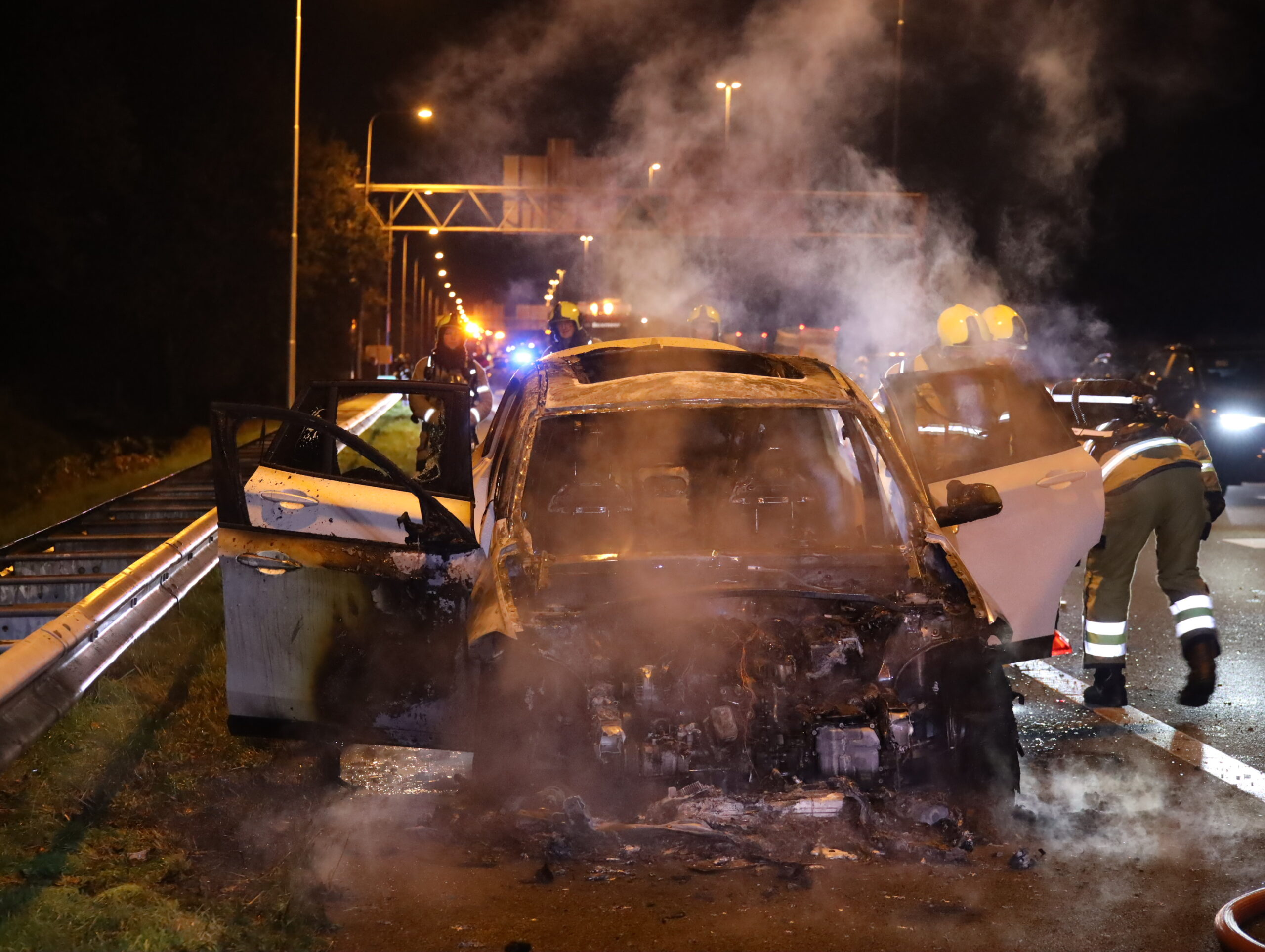 Vrouw met hond weet tijdig uit brandend voertuig te springen