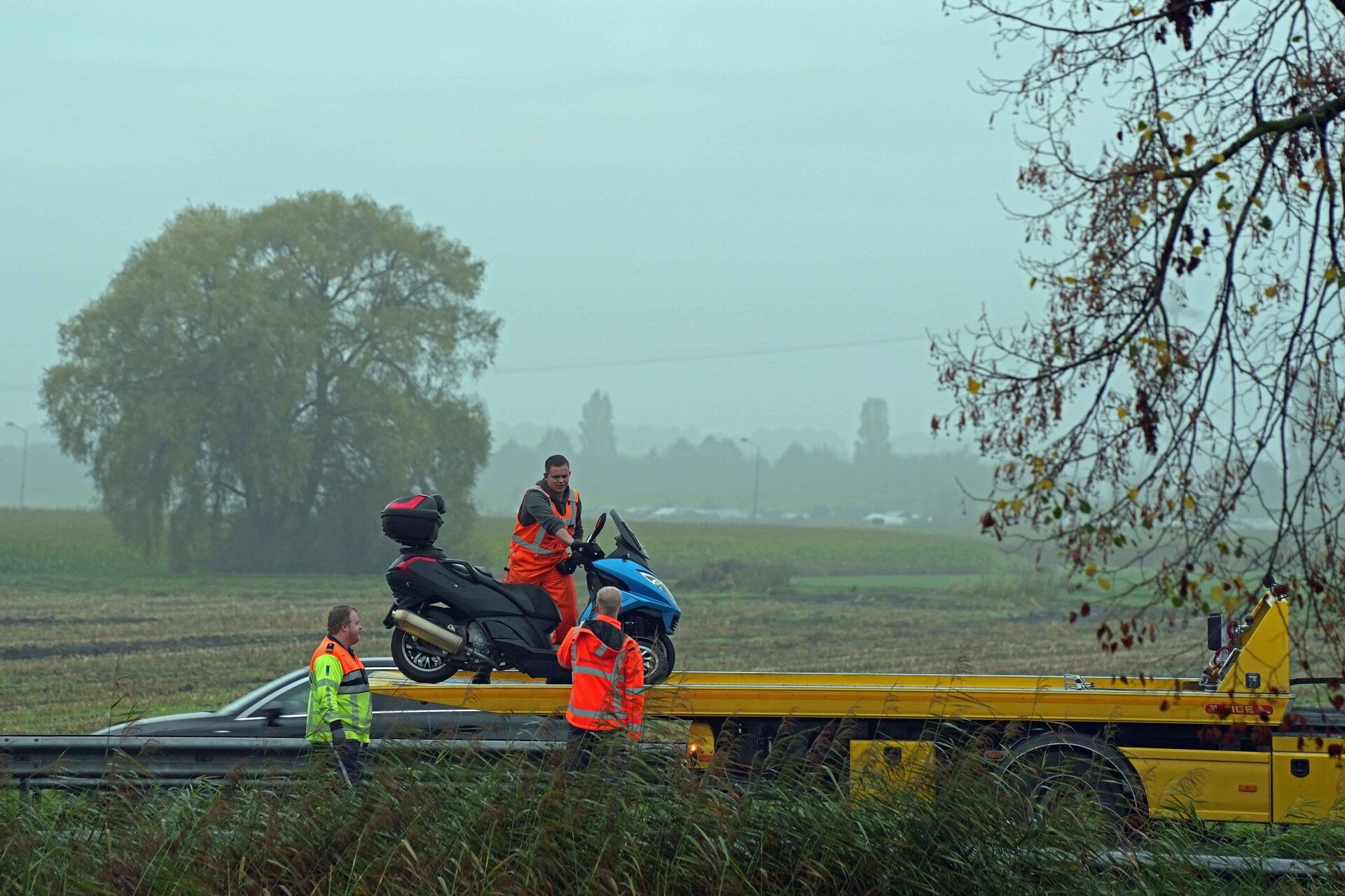 Motorrijder raakt gewond bij botsing tegen vangrail