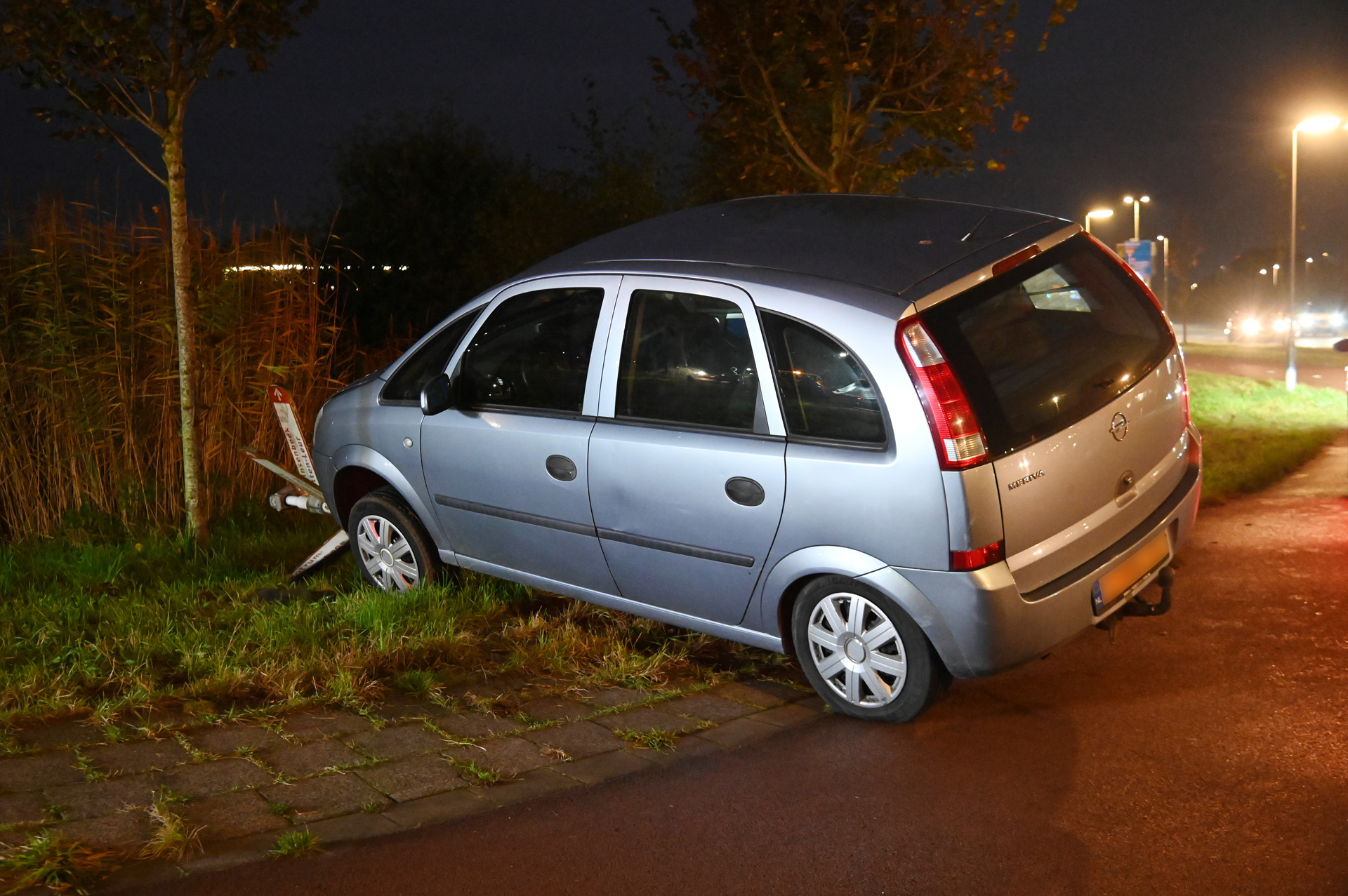 Automobilist knalt met auto op fietspaaltje