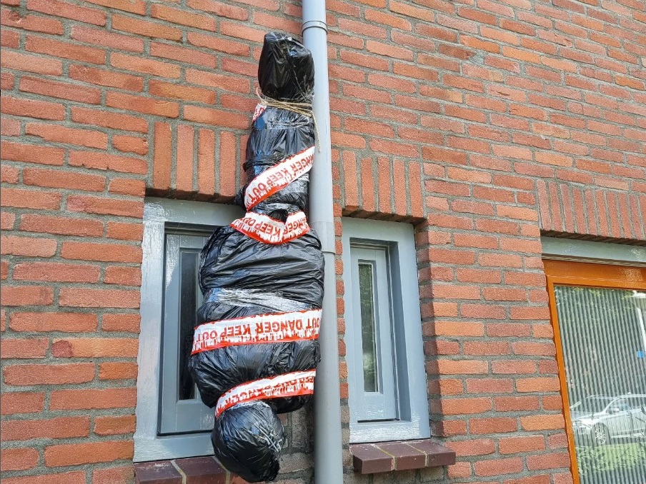 Politie doet ‘lugubere’ vondst in woonwijk: ‘persoon’ hangt ondersteboven aan regenpijp