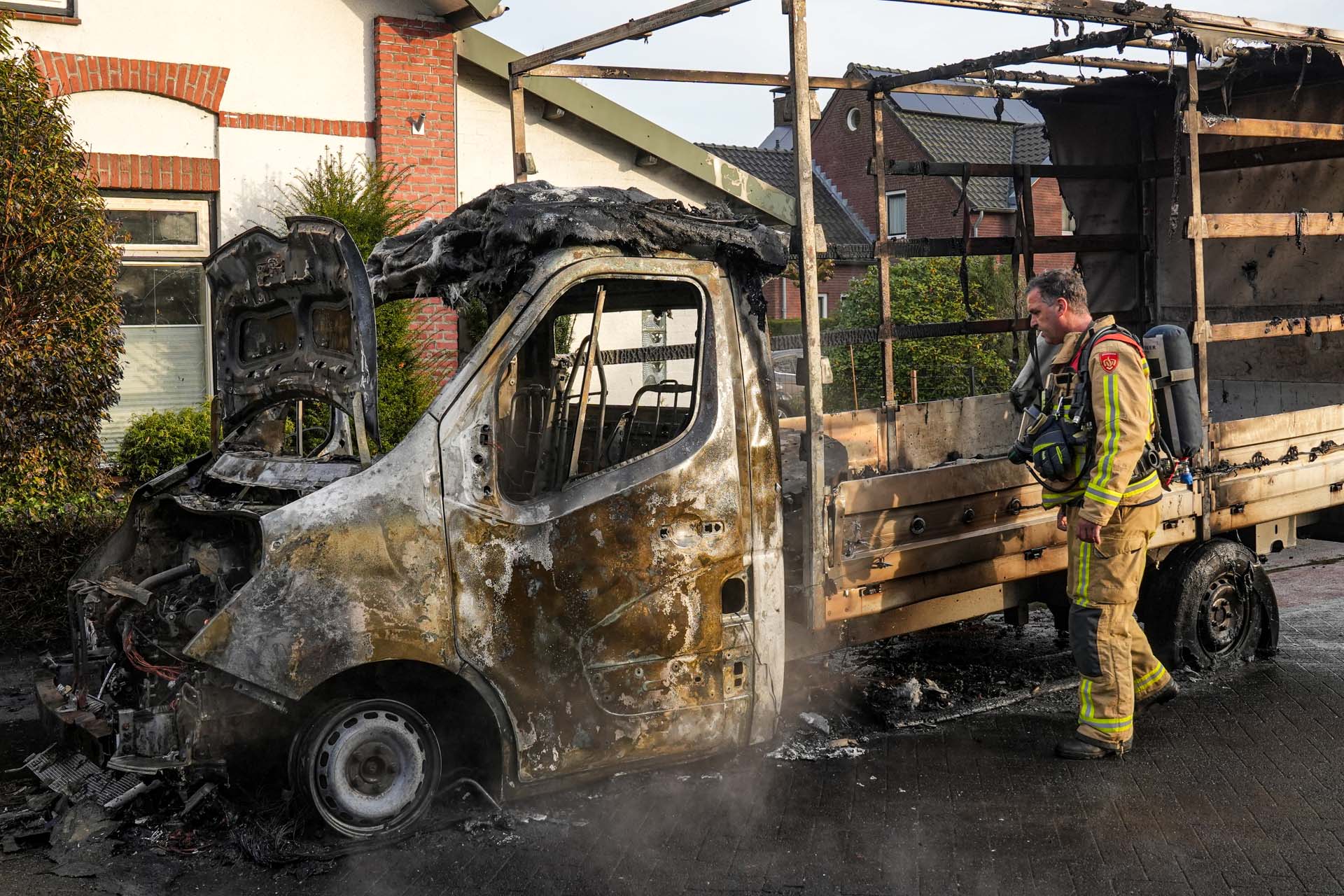 Bakwagen uitgebrand, ook schade aan naastgelegen woningen
