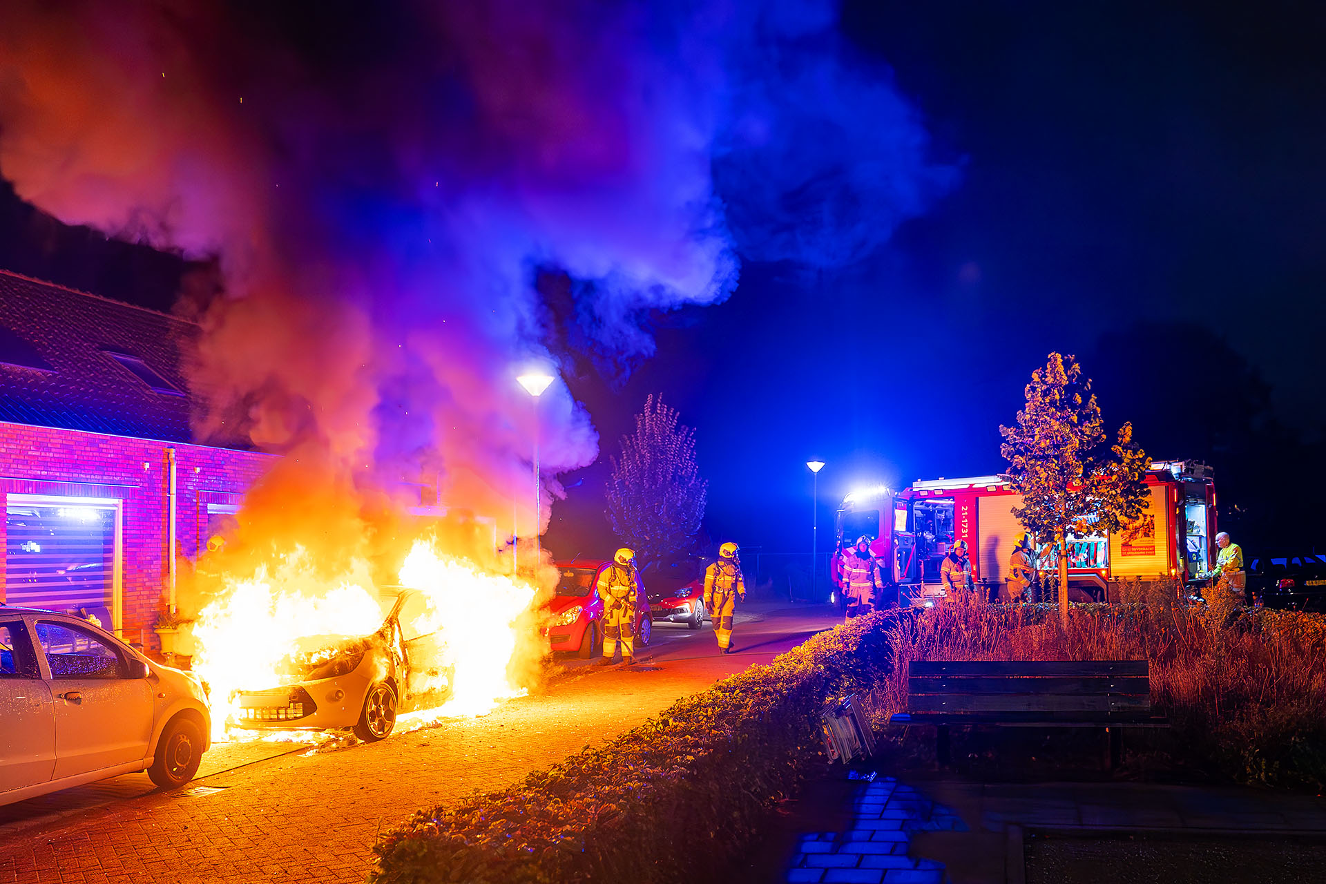 Auto in lichterlaaie na explosie, politie doet onderzoek