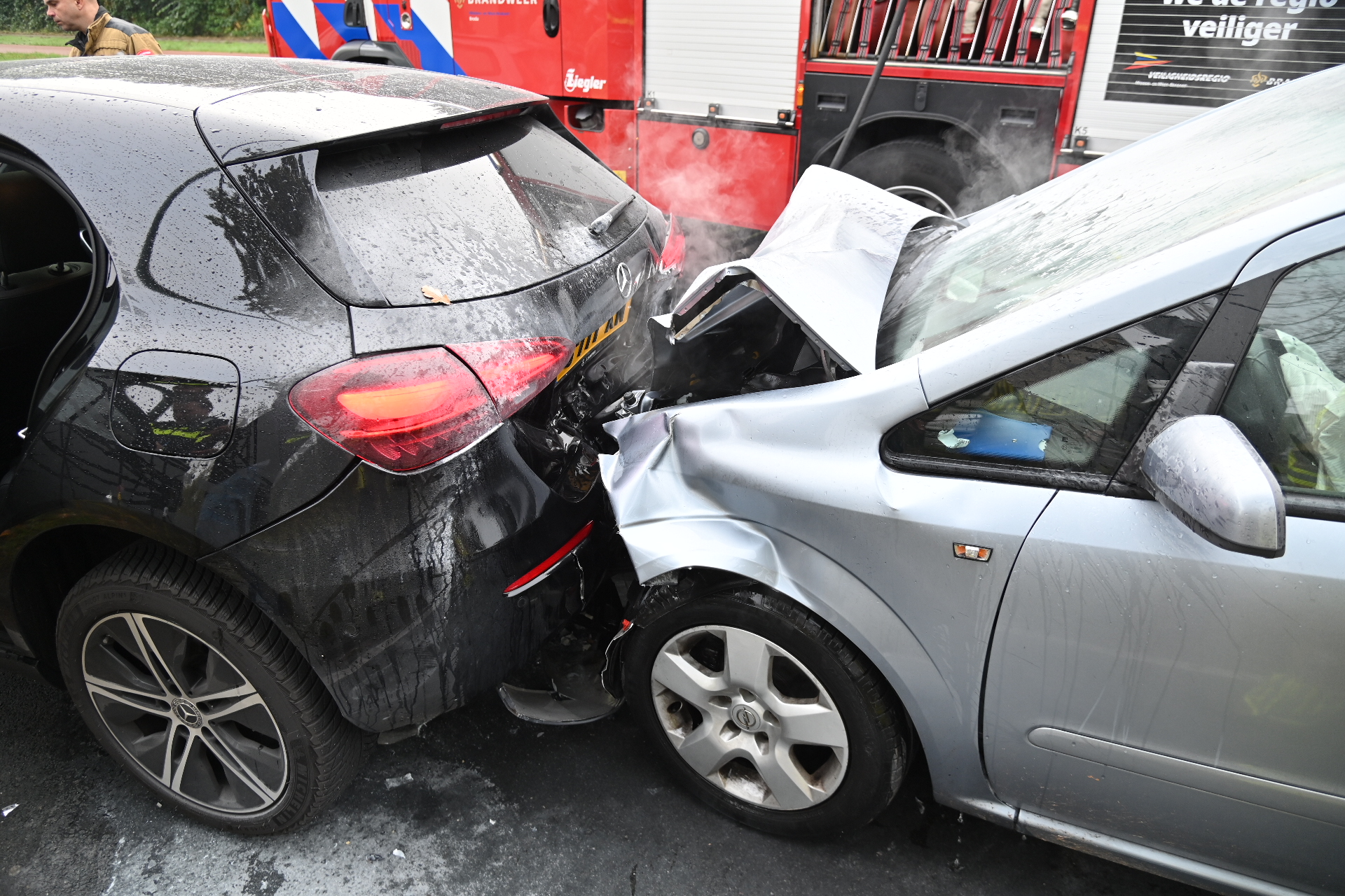 Veel schade na kop-staart botsing, kinderen in ambulance nagekeken