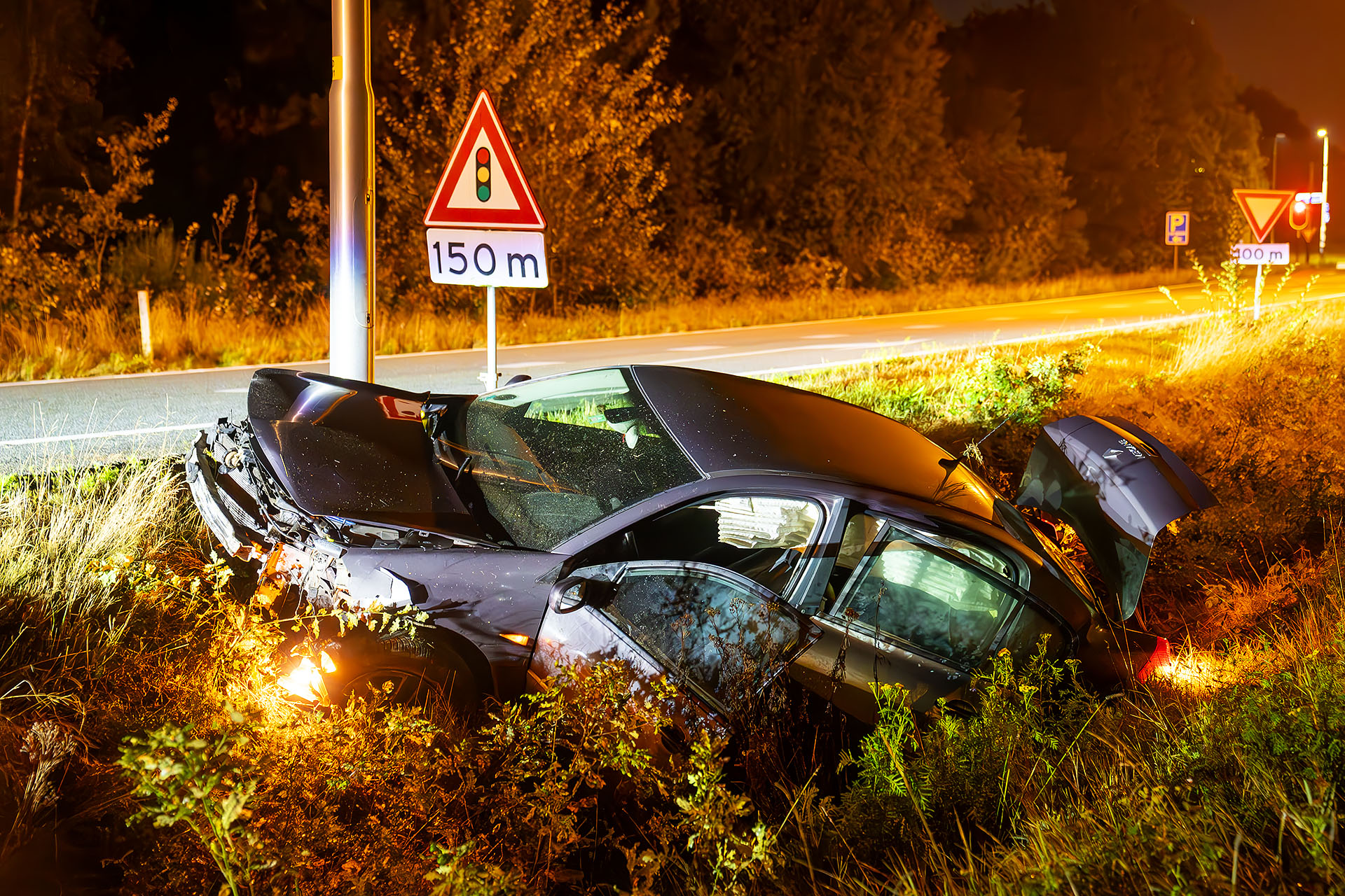 Auto crasht op afrit van snelweg