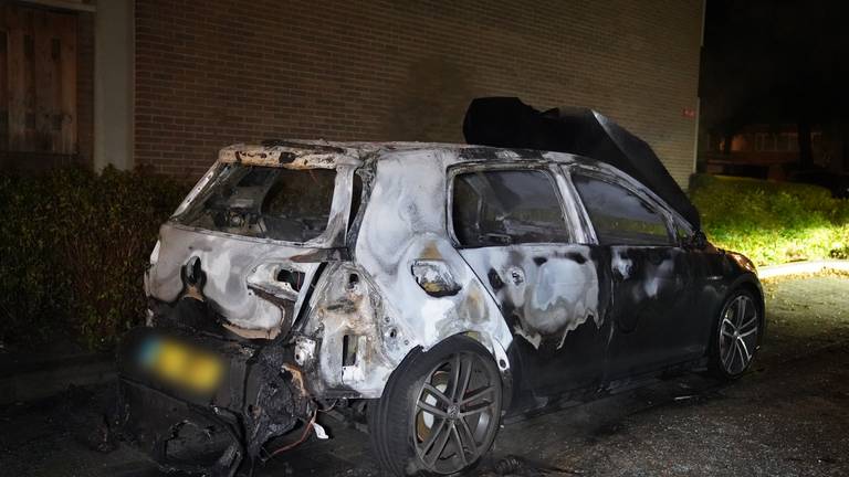 Dakdekkers oorlog gaat door, wéér een auto in brand Den Bosch
