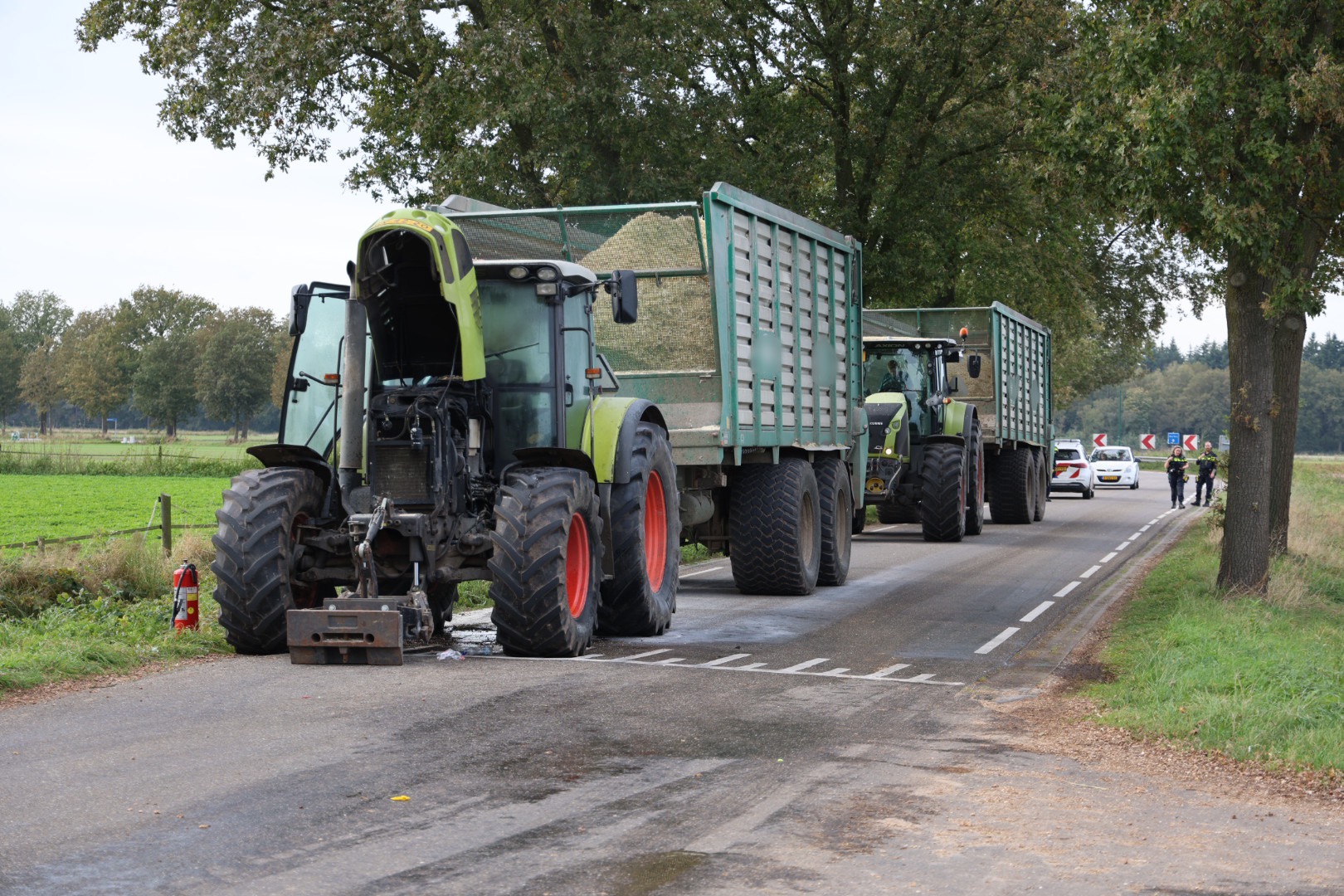 Tractor vliegt in brand, mogelijk door technisch mankement
