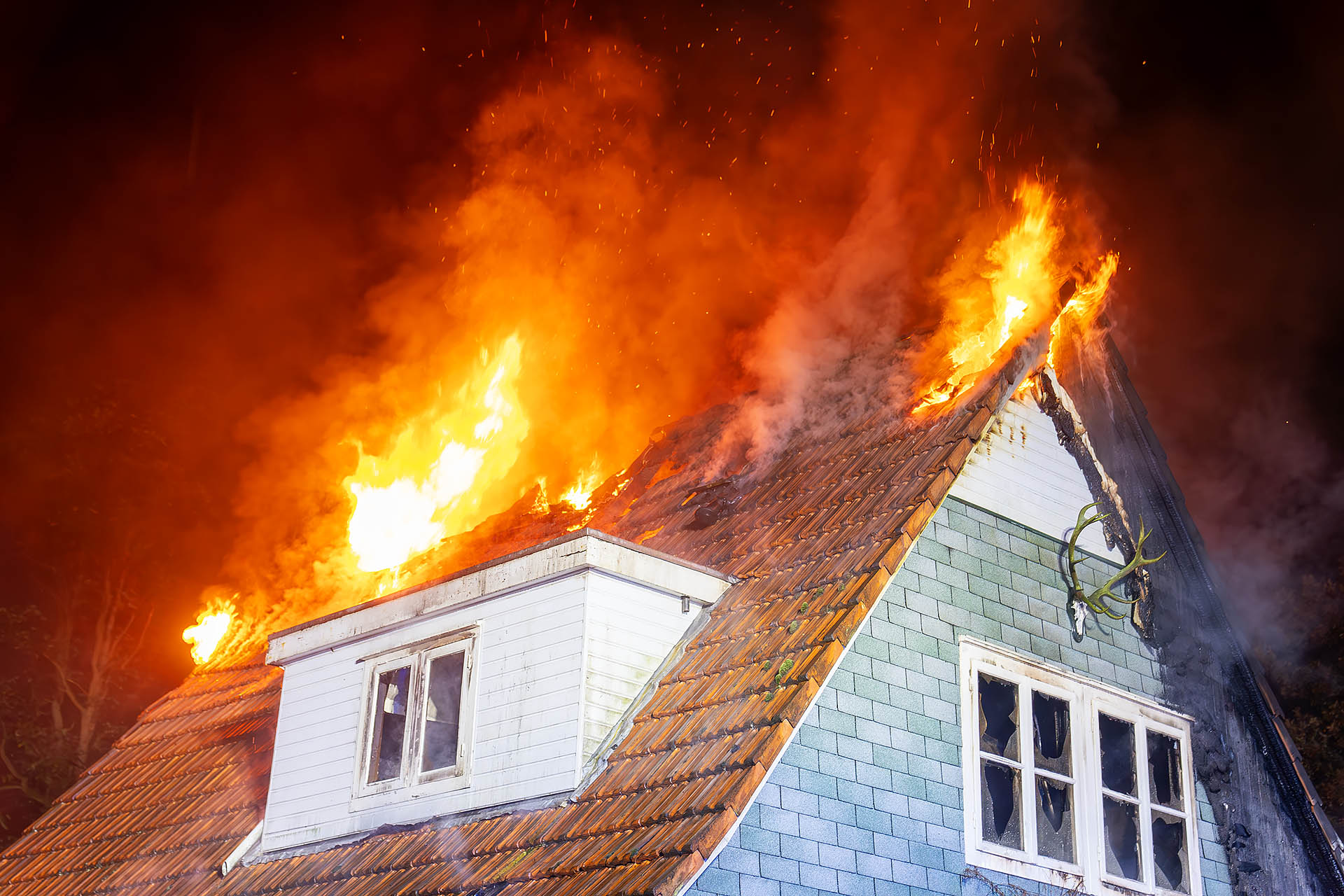 Vrijstaande woning verwoest door grote brand