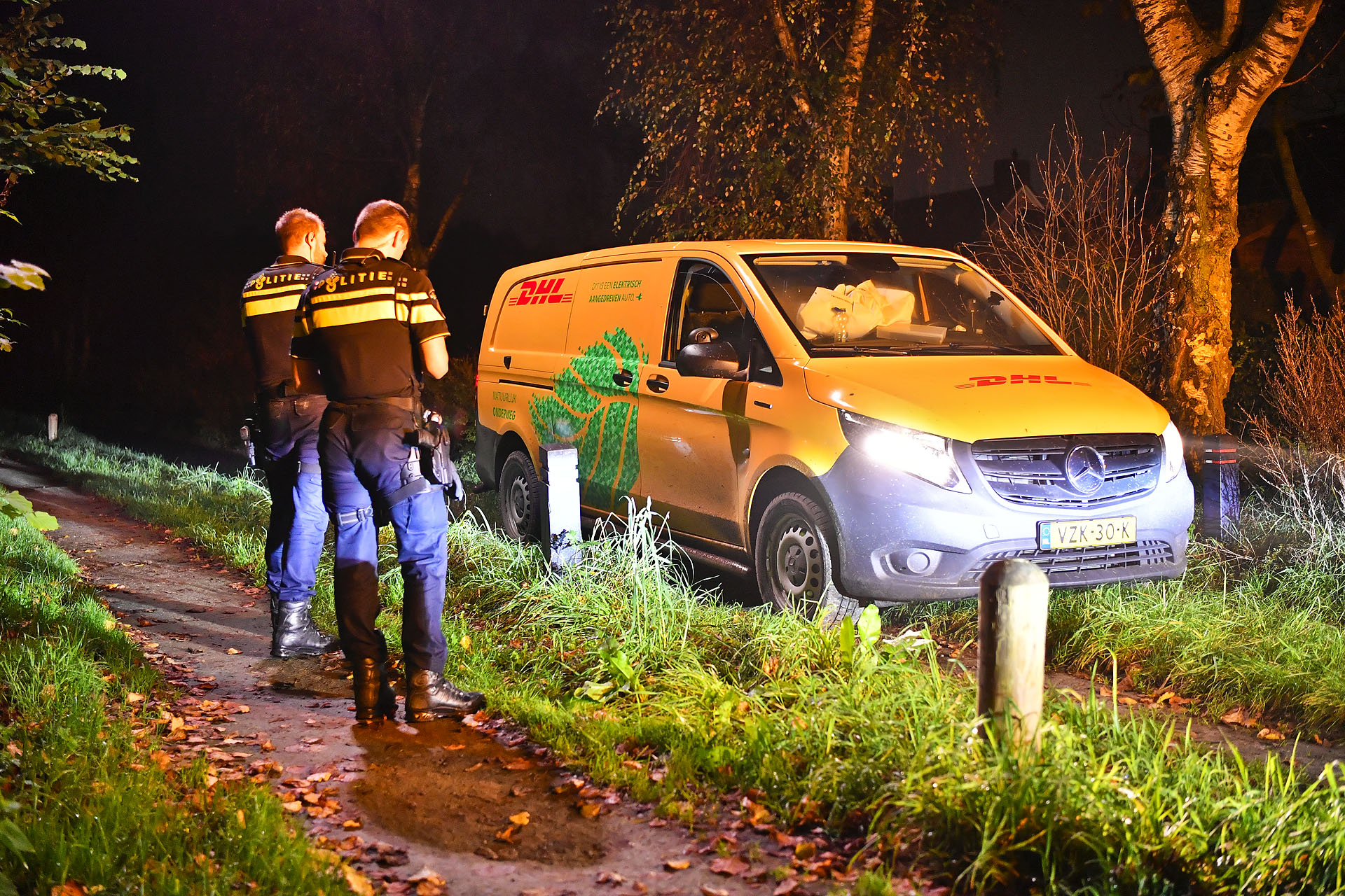 Pakketbezorger rijdt zich klem op bussluis
