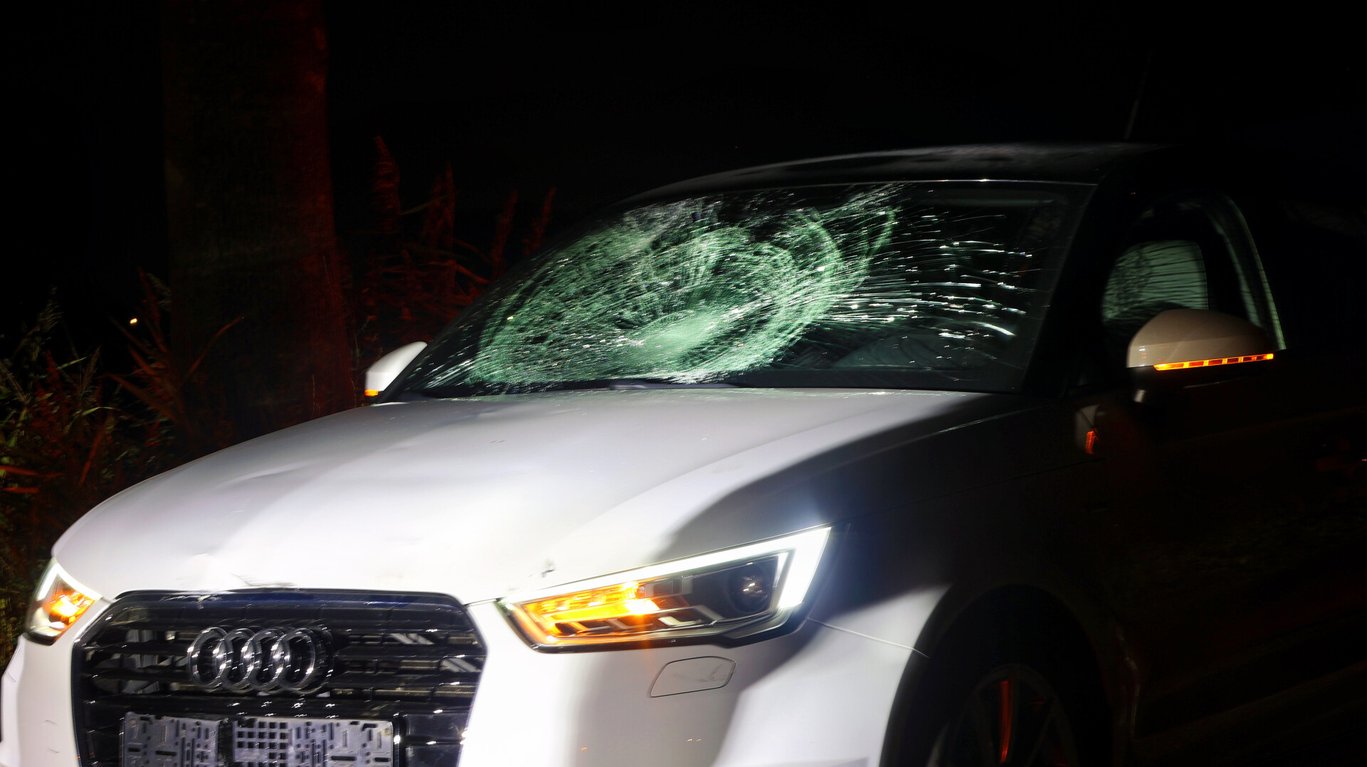 Fietser belandt op voorruit van auto en raakt gewond