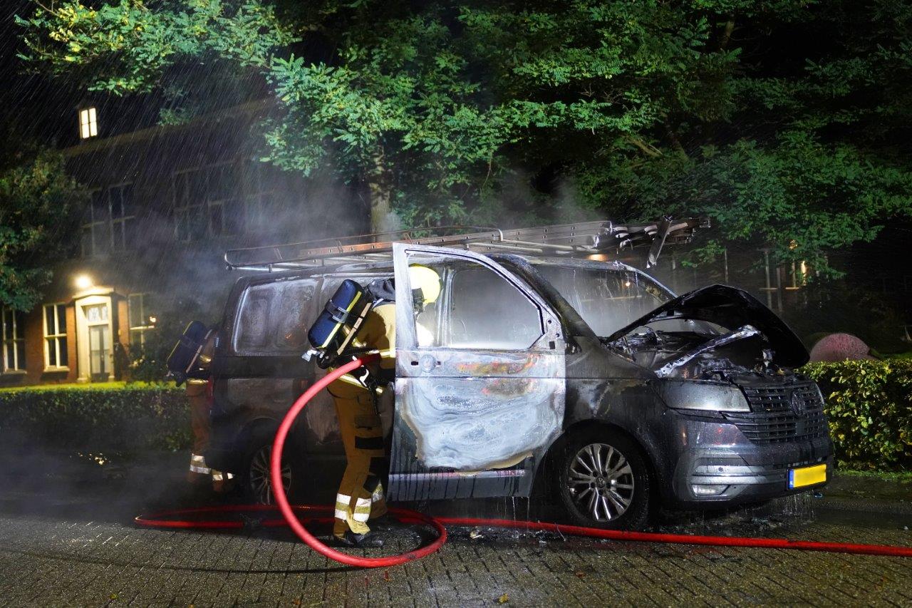 Opnieuw bestelbus in brand tijdens aanhoudende ‘dakdekkersoorlog’