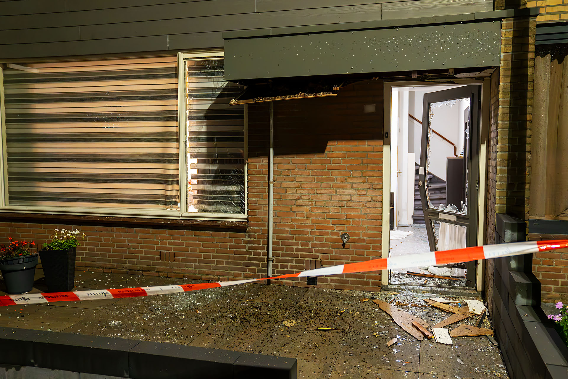 Veel schade na explosie bij woning