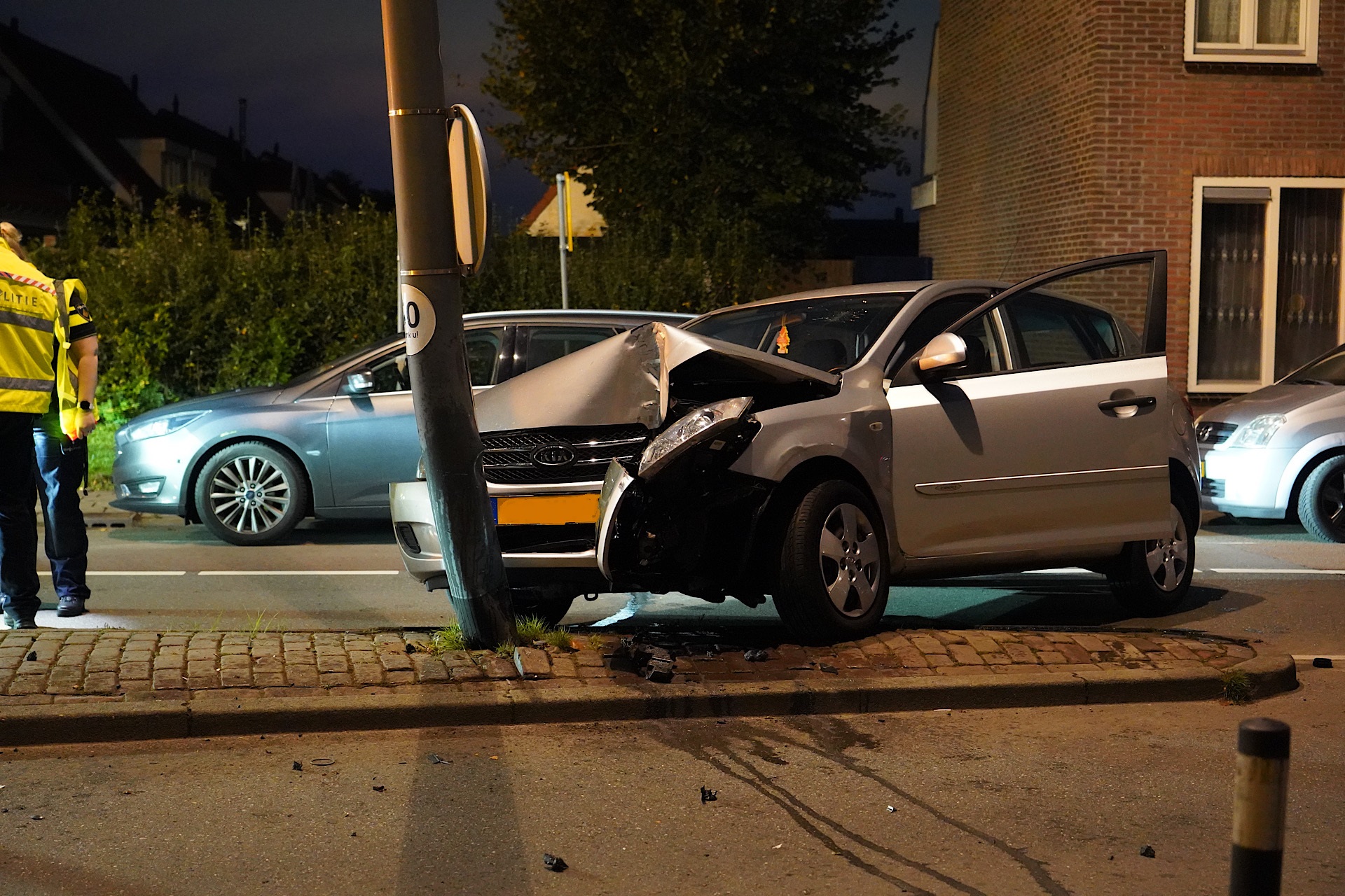 Dronken automobilist botst tegen lantaarnpaal