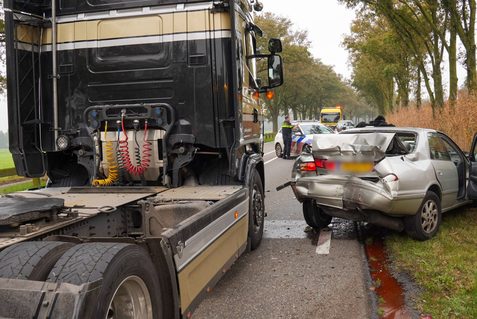 Twee mensen gewond bij botsing tussen auto en vrachtwagen