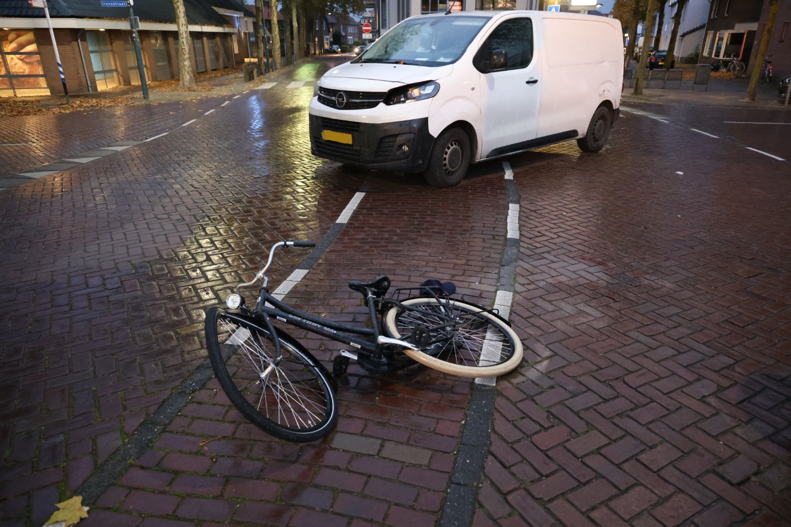 Fietser gewond na botsing met busje