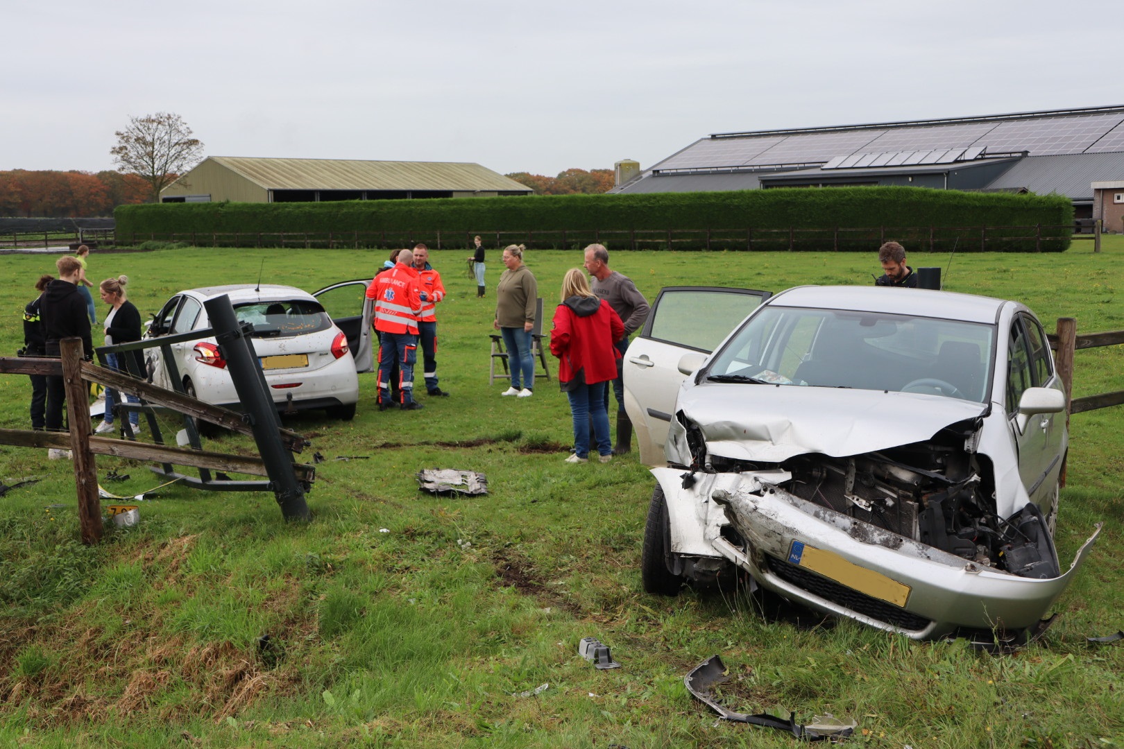 Auto’s belanden in weiland na ongeval op kruispunt