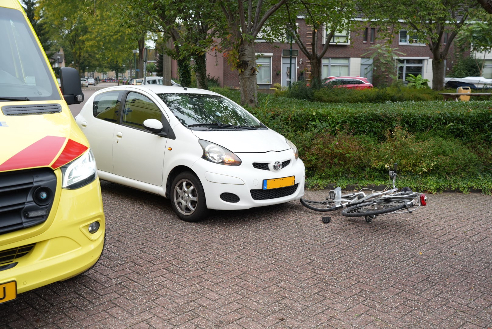 Oudere dame op fiets aangereden door auto