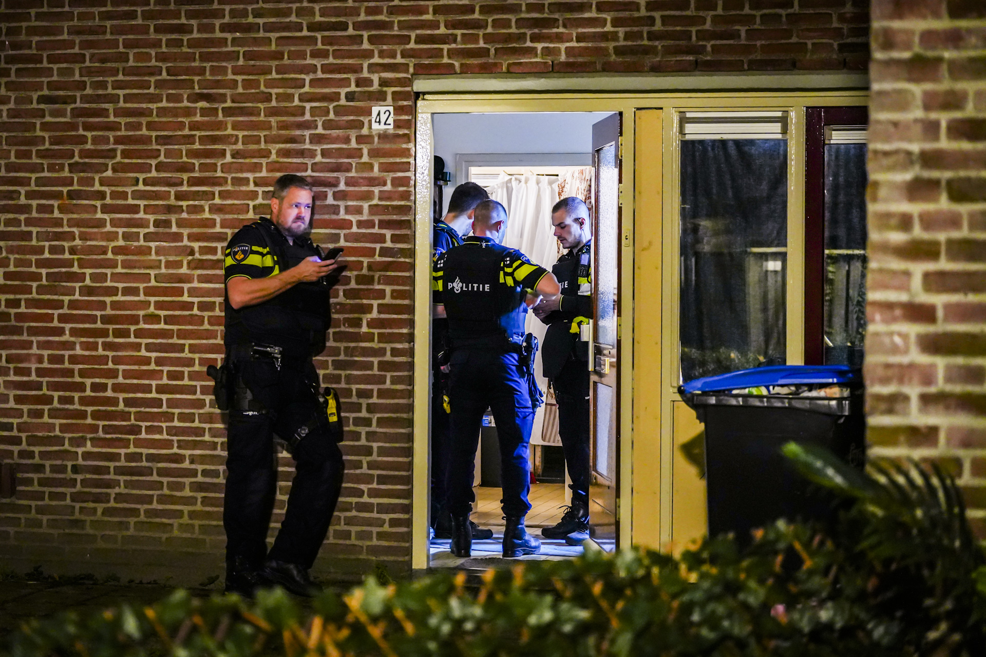 Twee woningen doorzocht na schietpartij, politie zoekt verdachten