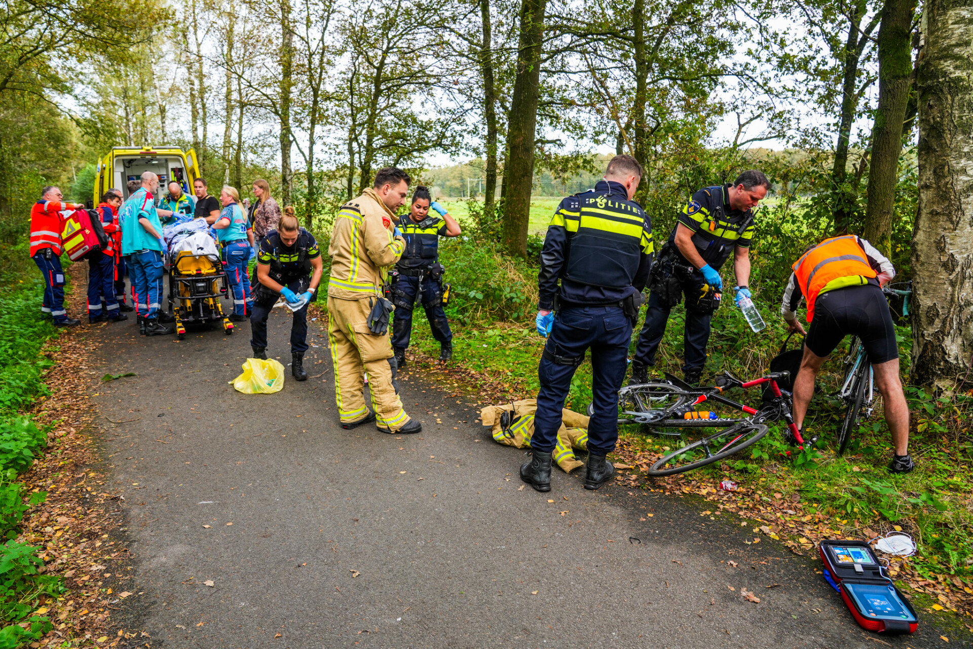 Wielrenner raakt zwaargewond door val, traumahelikopter geland