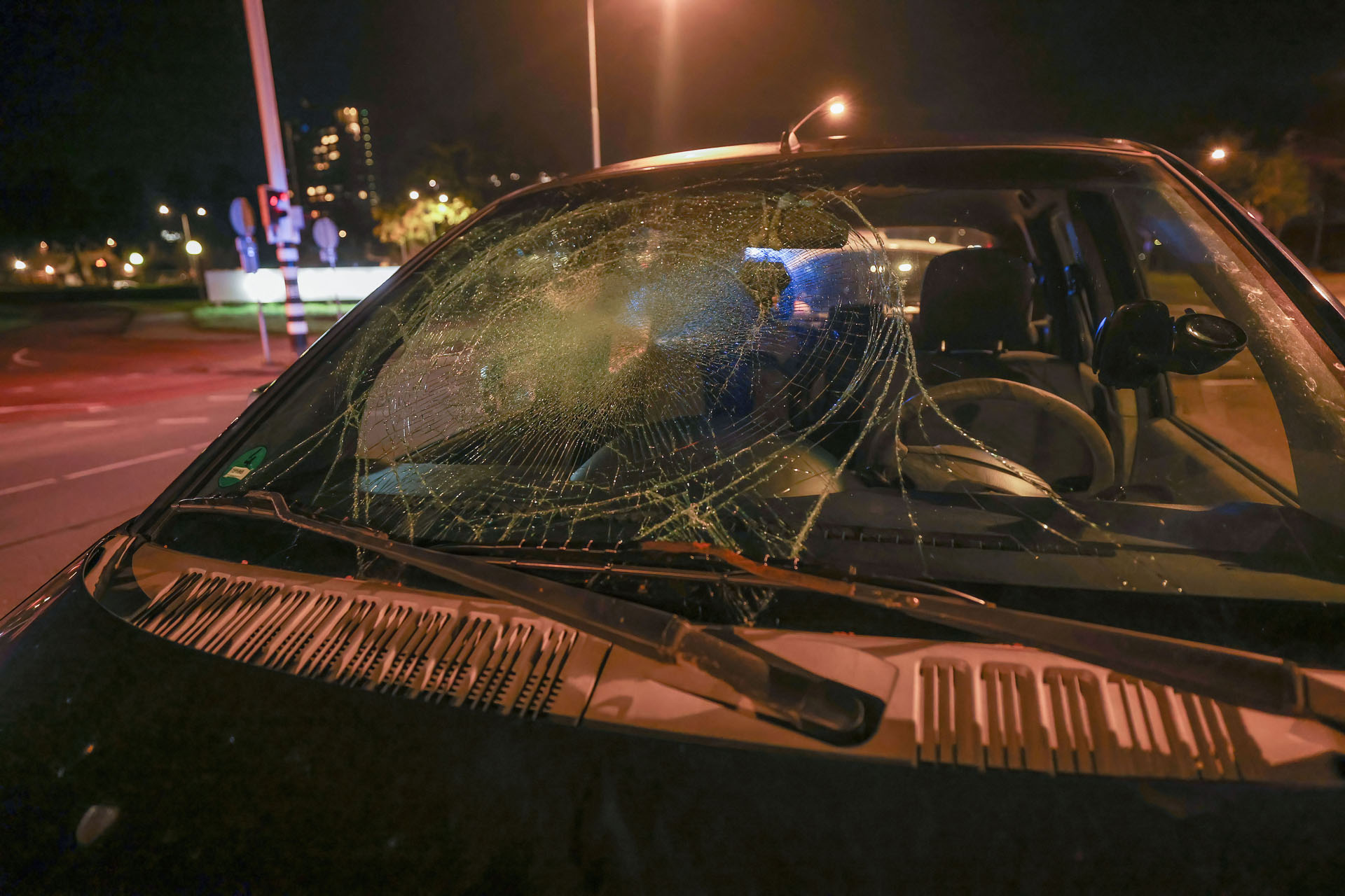 Fatbike geschept door auto, twee gewonden naar ziekenhuis