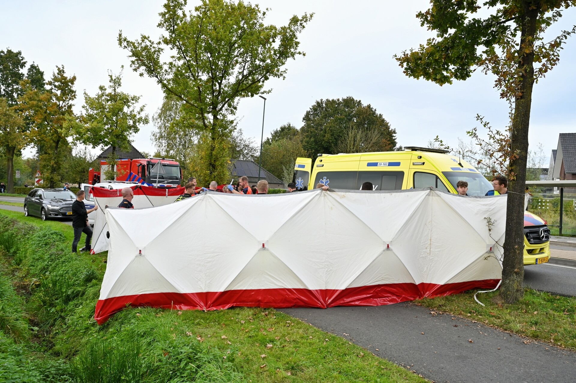 Vrouw belandt met fatbike in sloot en raakt ernstig gewond