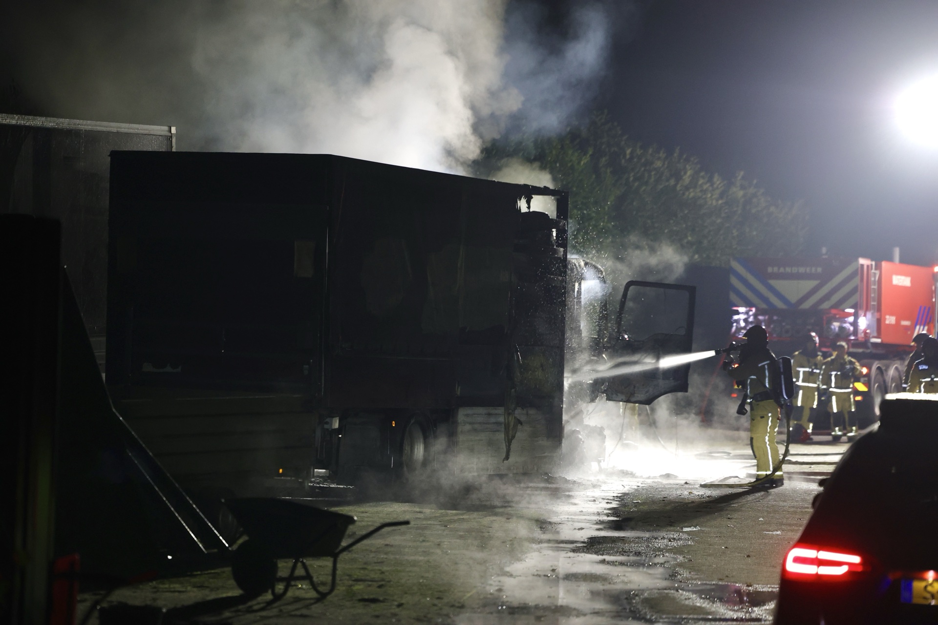 Vrachtwagen door brand verwoest, oorzaak nog onbekend