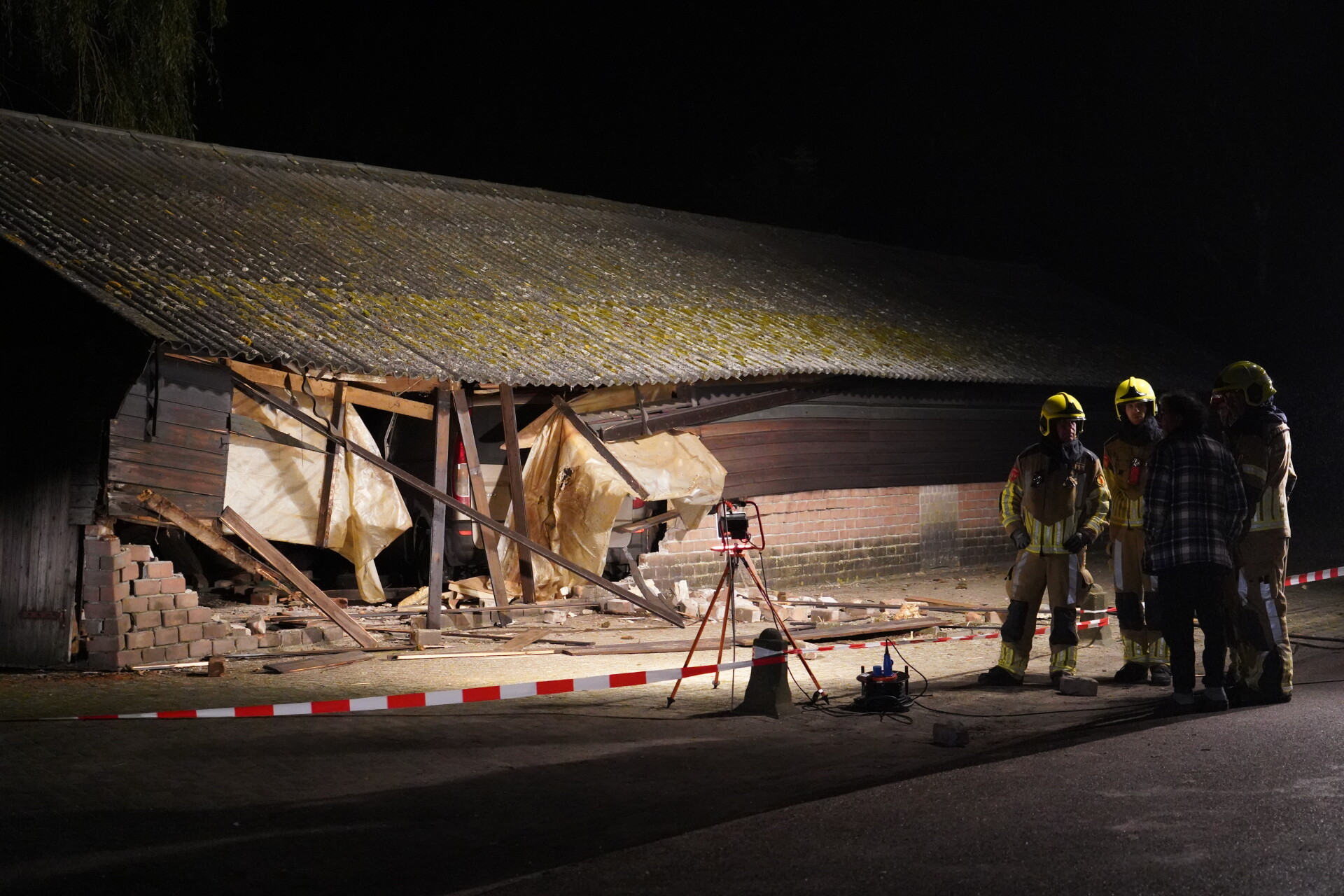Bestelbus belandt in boerenschuur, bestuurder gevlucht