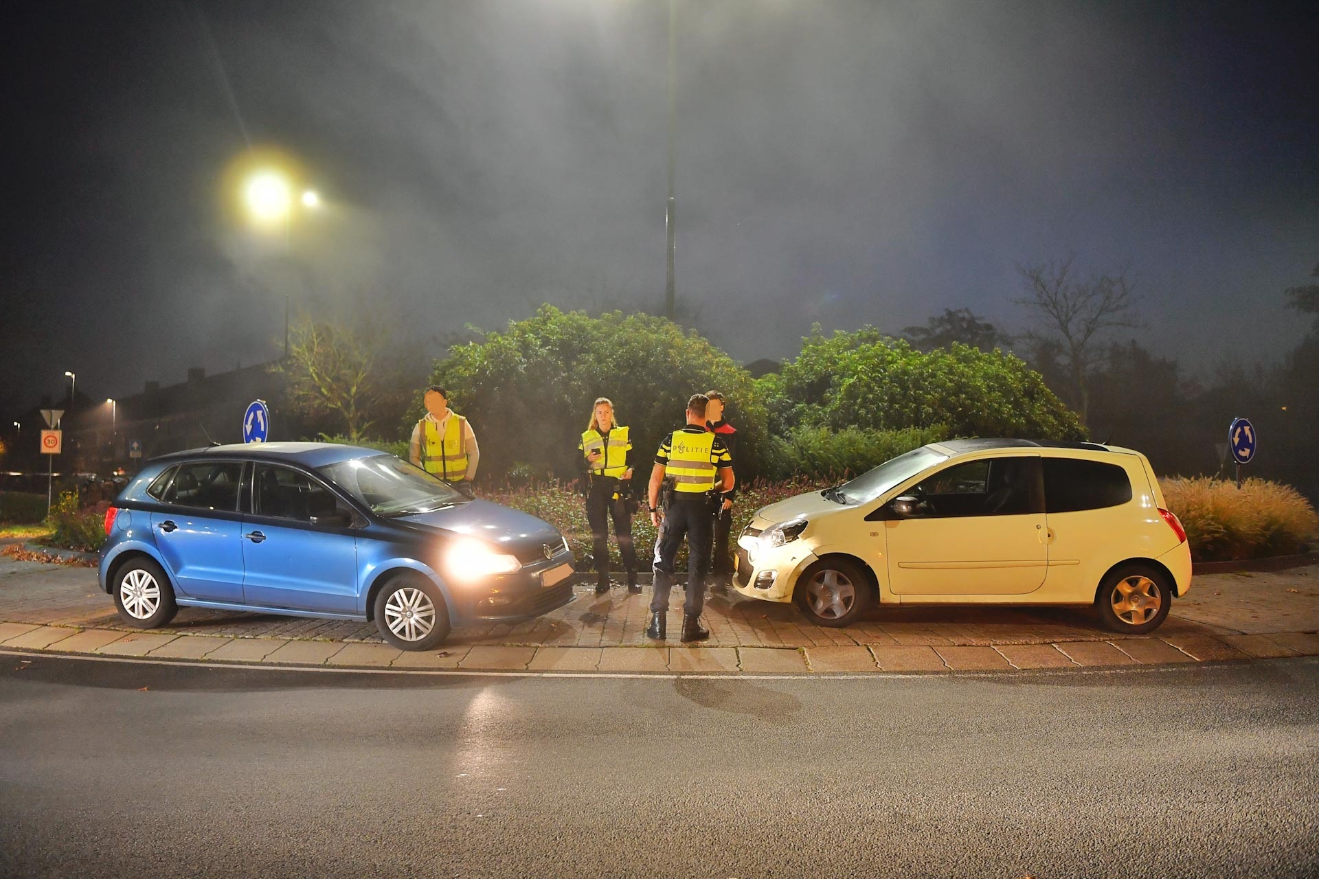Jongen neemt rotonde de verkeerde kant op en veroorzaakt botsing