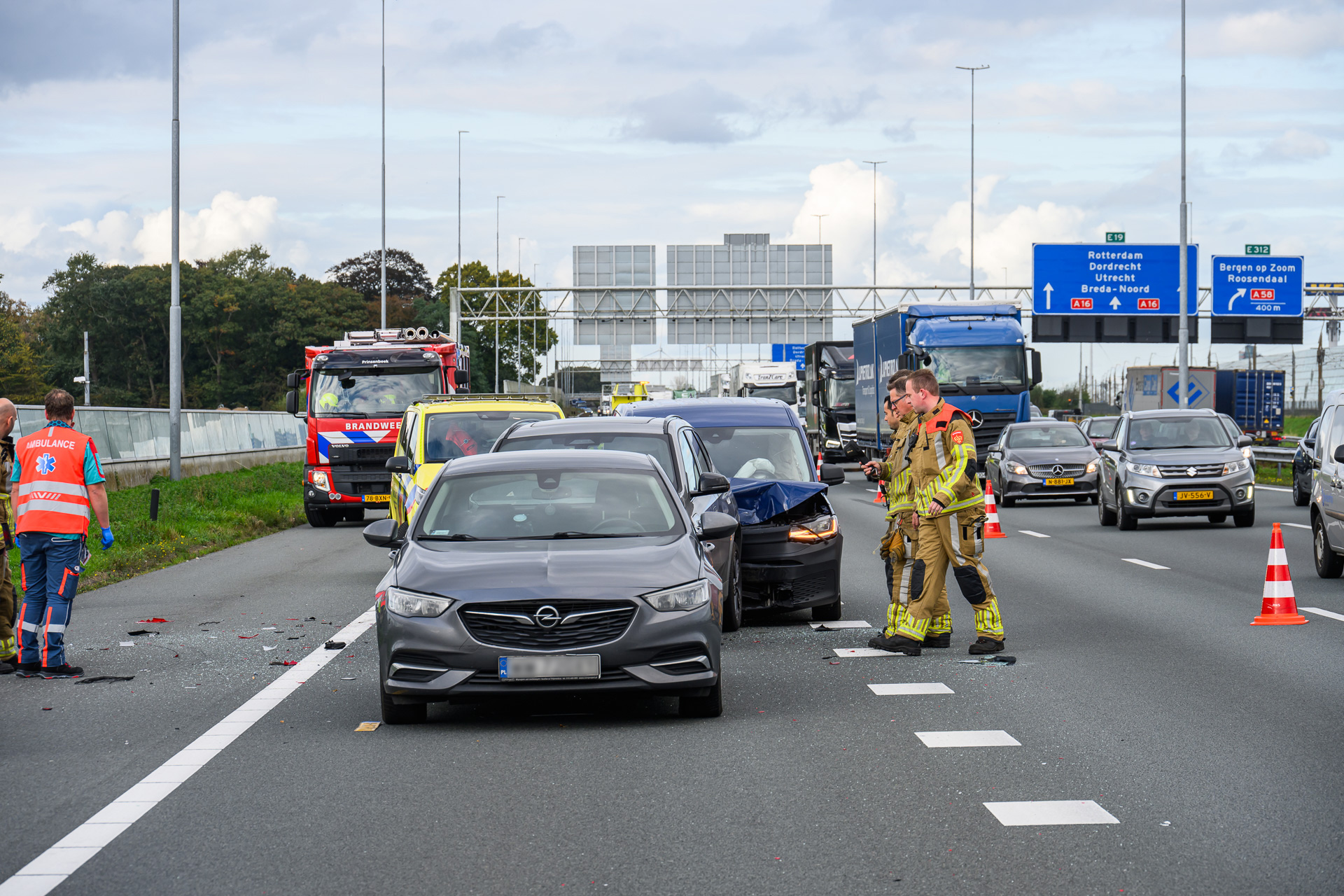 Vrouw gewond na kop-staart botsing tussen vijf auto’s