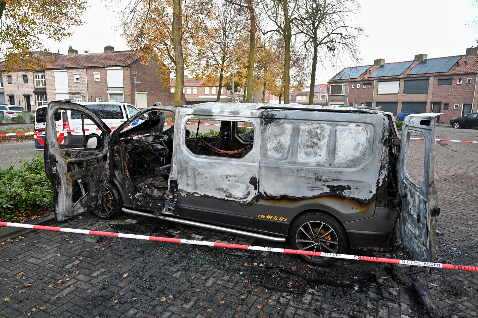 Geparkeerde bestelbus uitgebrand, politie doet onderzoek