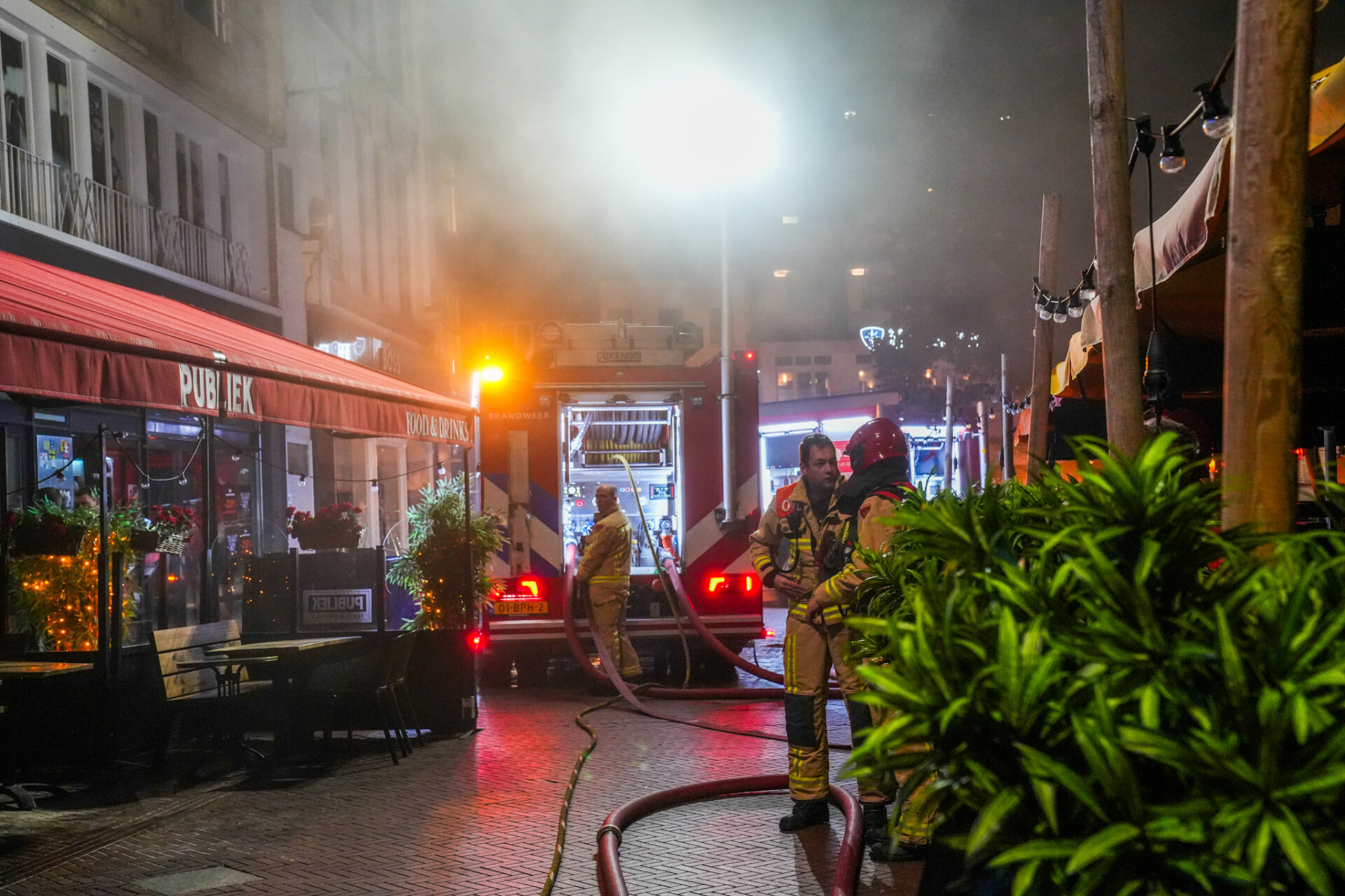 Brand bij café veroorzaakt veel schade, omwonenden opgevangen in hotel