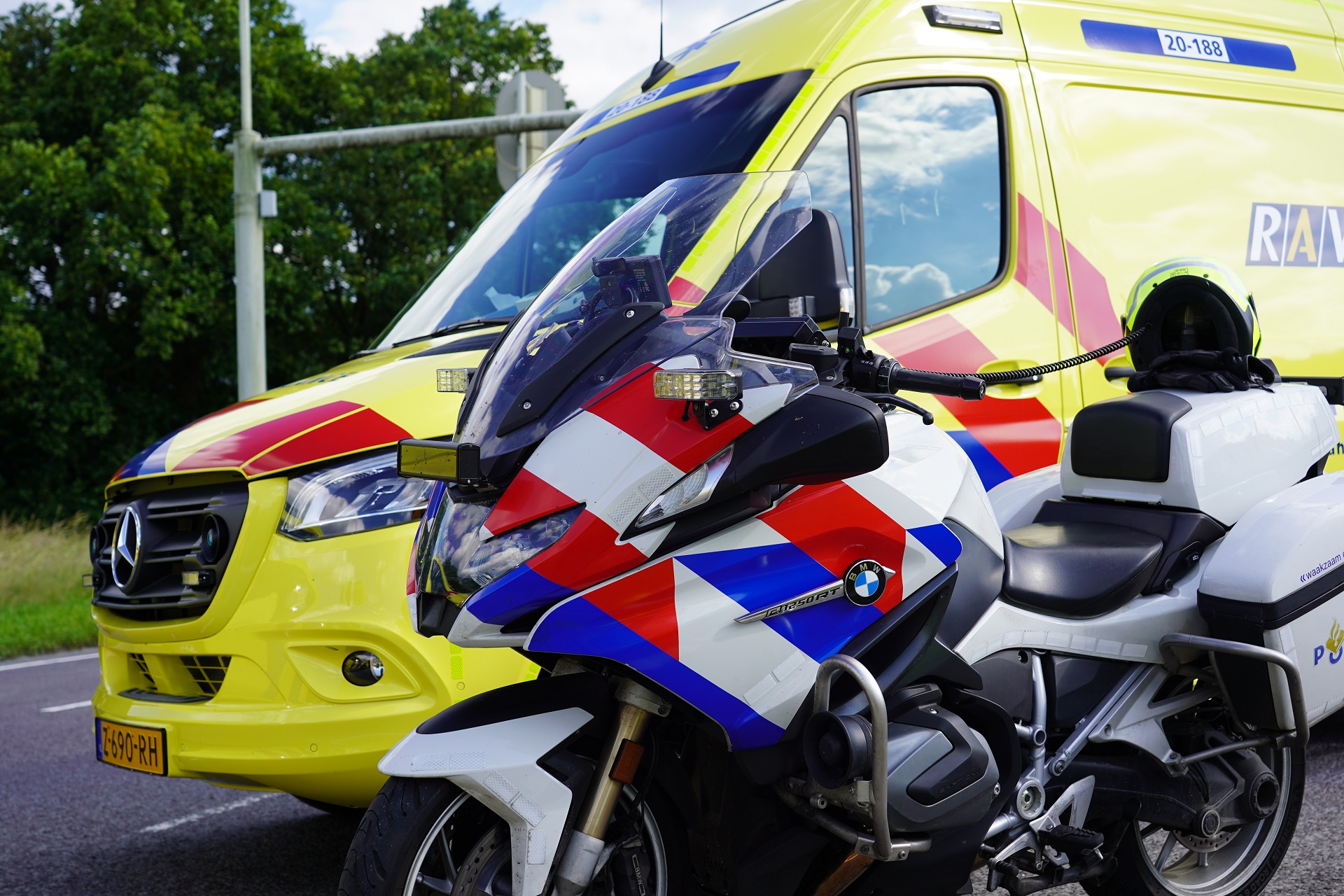 Verdachte wil niet meewerken; drie handhavers gewond