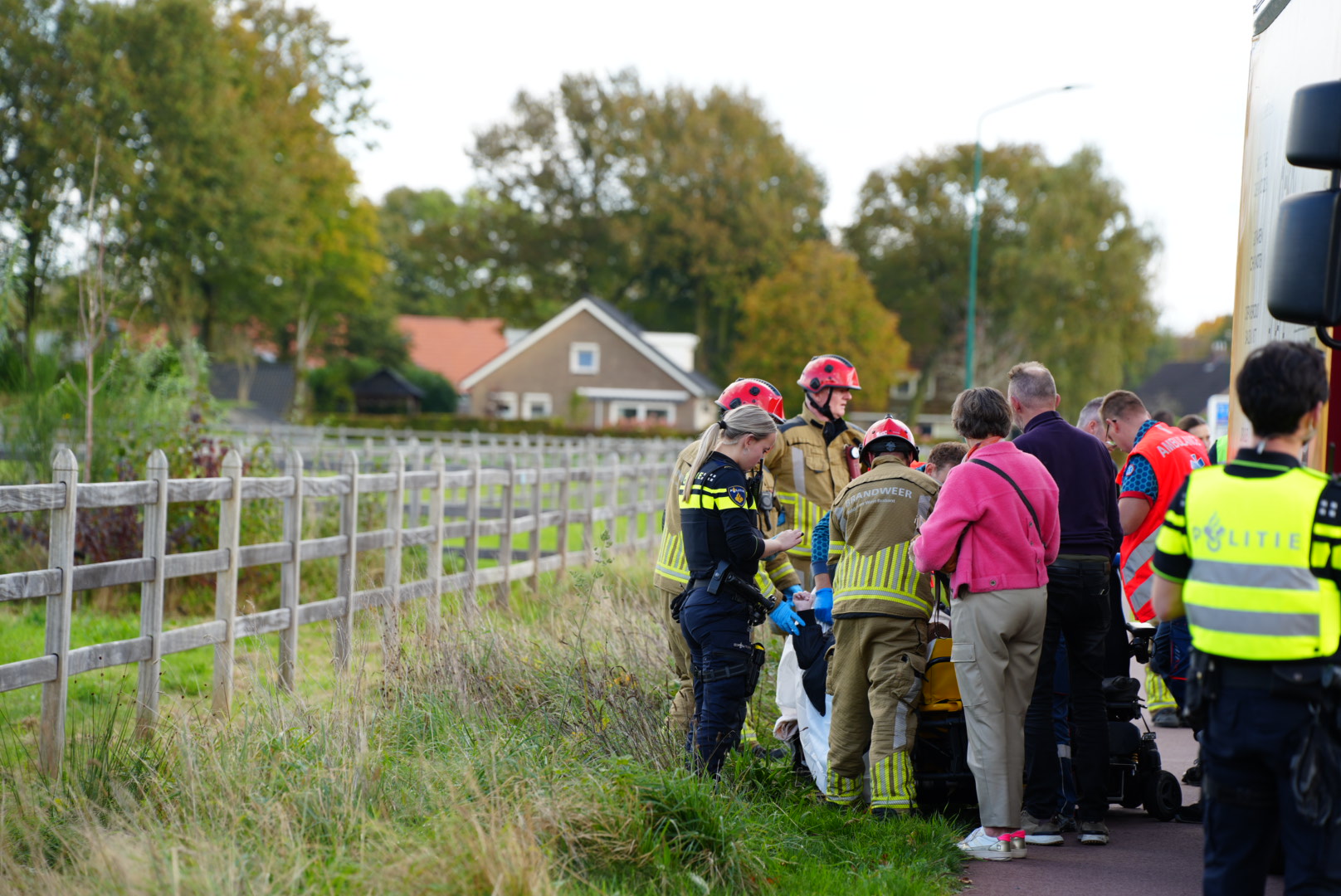 Jonge vrouw in rolstoel gewond na botsing met stilstaande vrachtauto op fietspad
