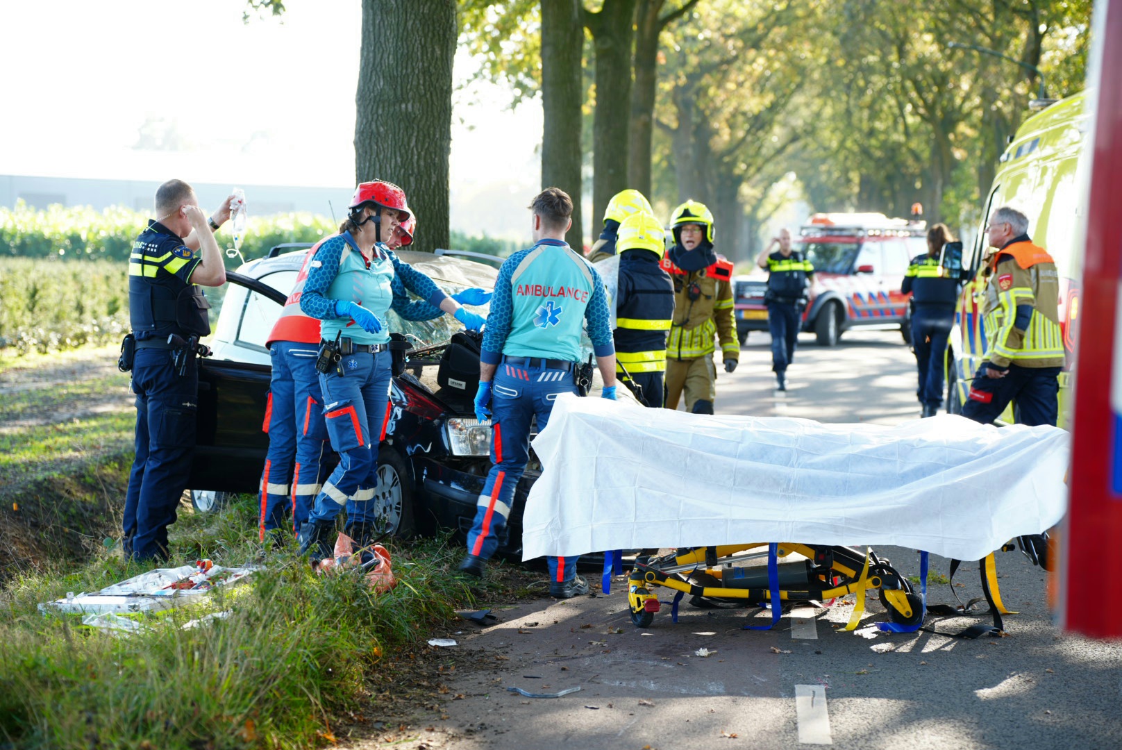 Automobilist raakt zwaargewond na crash tegen boom