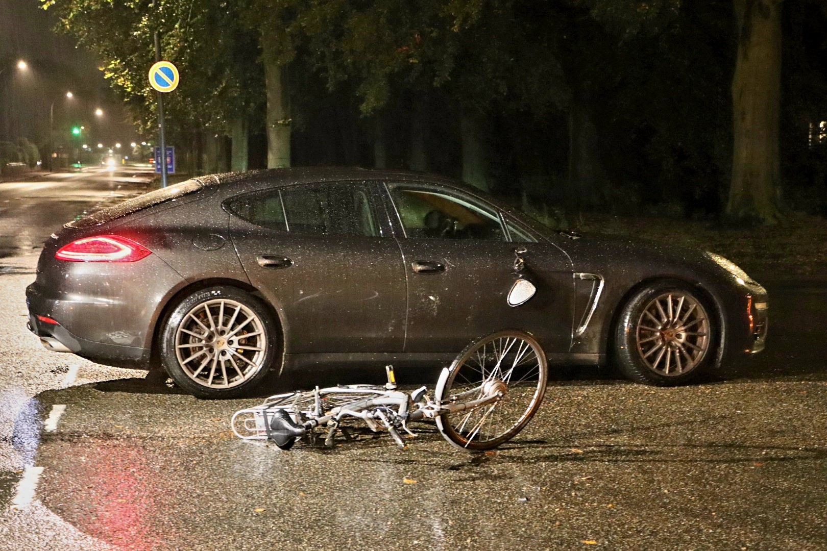Bestuurder van Porsche schept fietser en scooterrijder