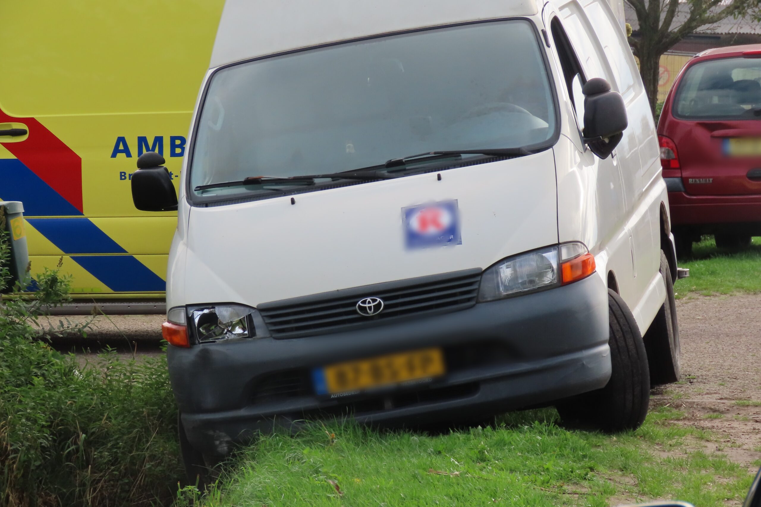 Bestuurder raakt onwel, auto belandt in sloot