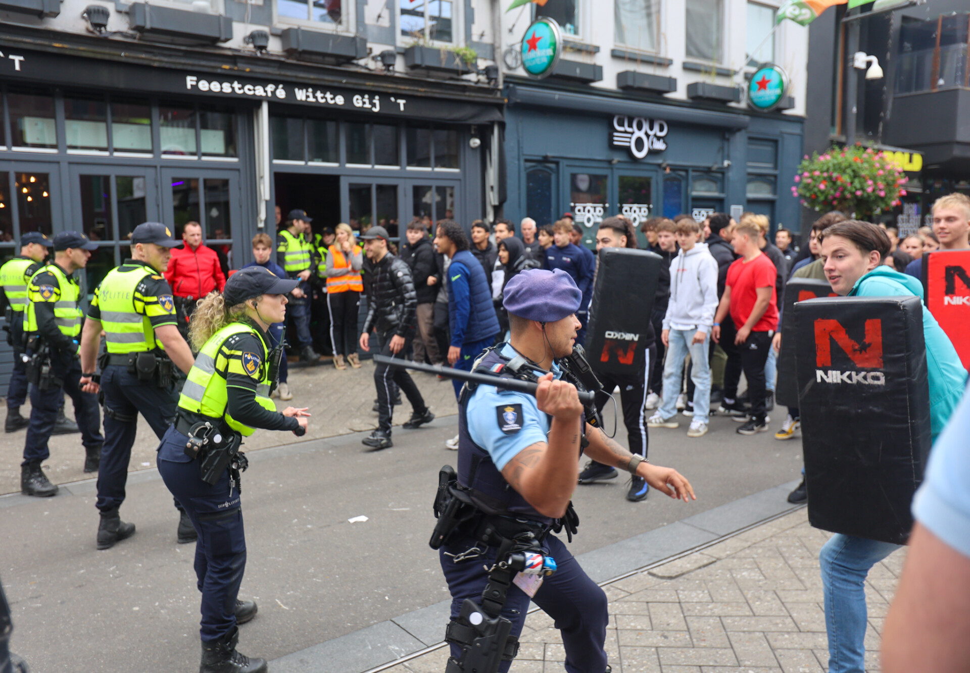 Spectaculaire politie-oefening : Agenten met wapenstokken, politiepaarden en honden