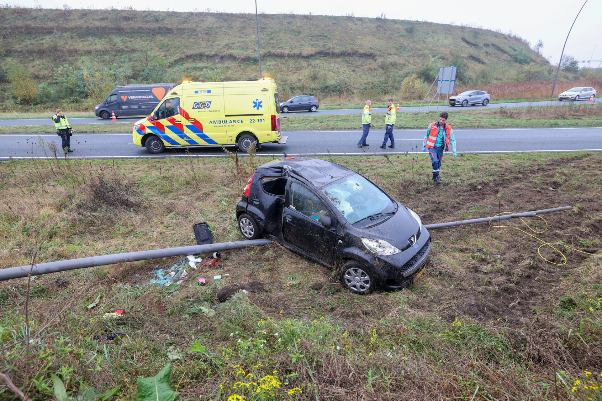 Auto over de kop op A50, vrouw raakt gewond
